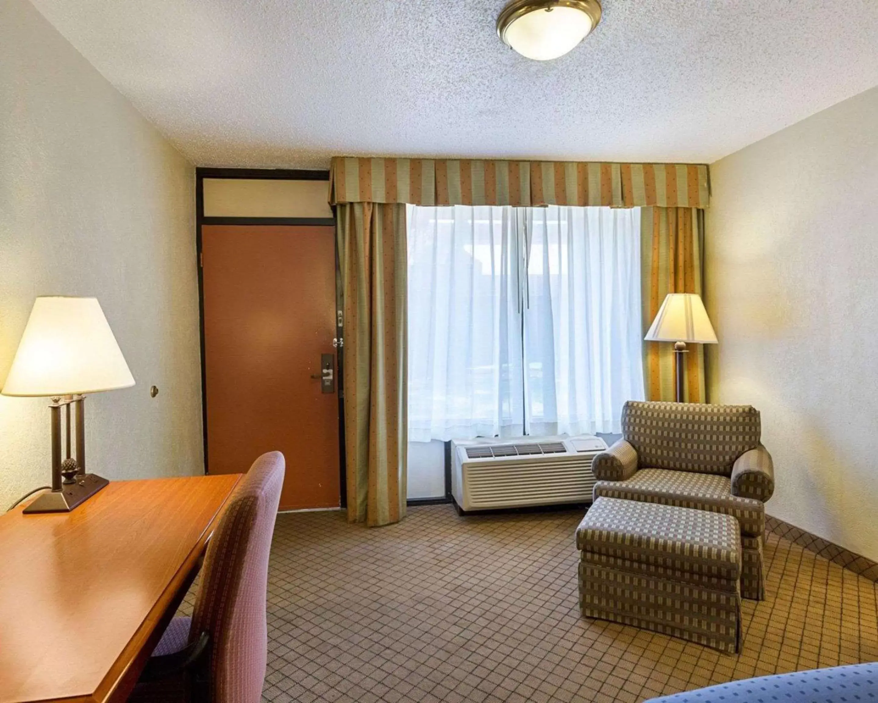 Photo of the whole room, Seating Area in GreenTree Hotel & Extended Stay I-10 FWY Houston, Channelview, Baytown
