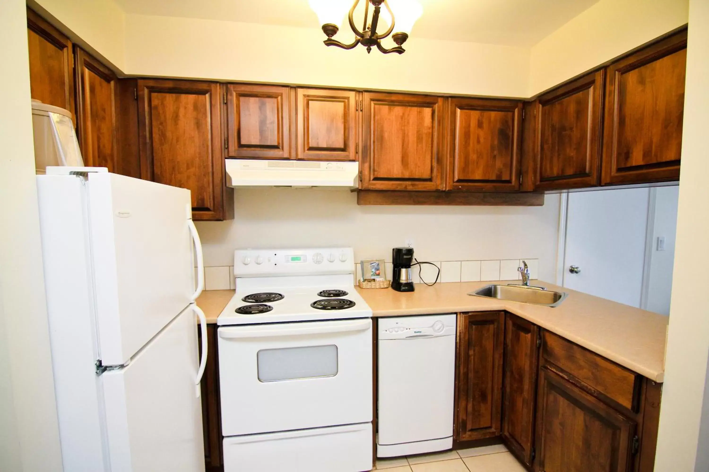 Kitchen or kitchenette, Kitchen/Kitchenette in Heron's Landing Hotel