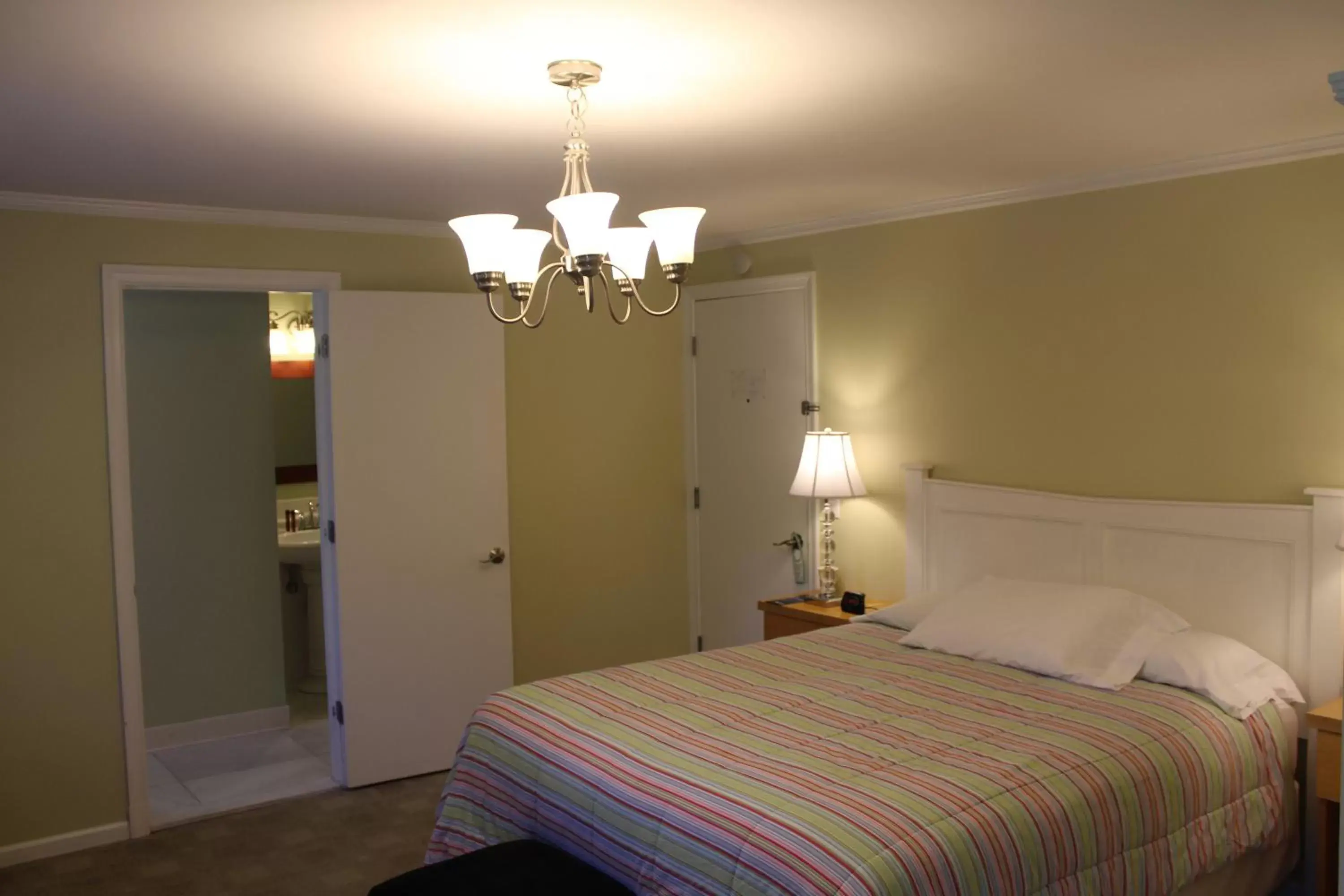 Deluxe Queen Room in Catskill Seasons Inn