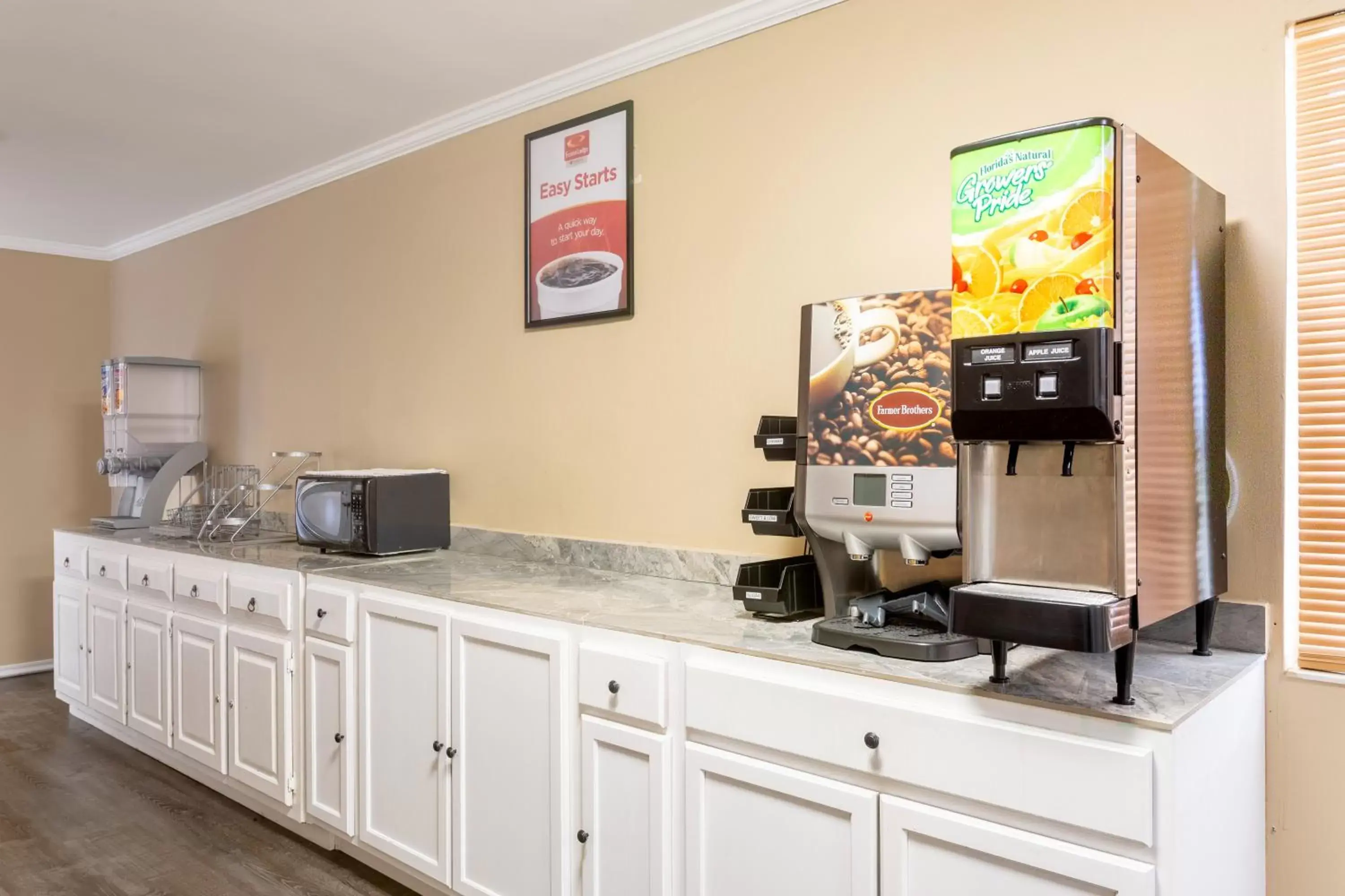 Breakfast, Kitchen/Kitchenette in Econo Lodge