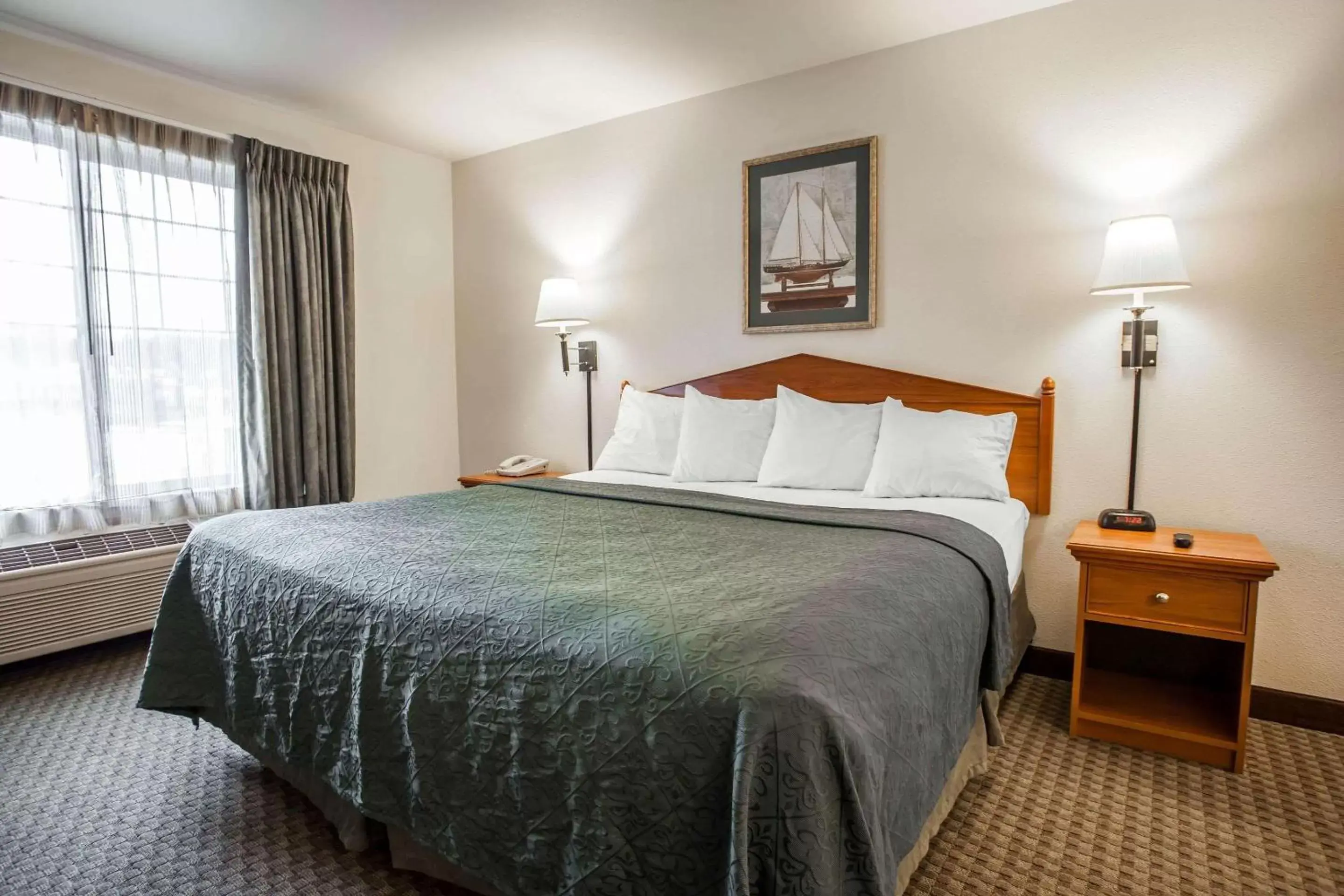 Bedroom, Bed in Quality Inn & Suites Federal Way - Seattle
