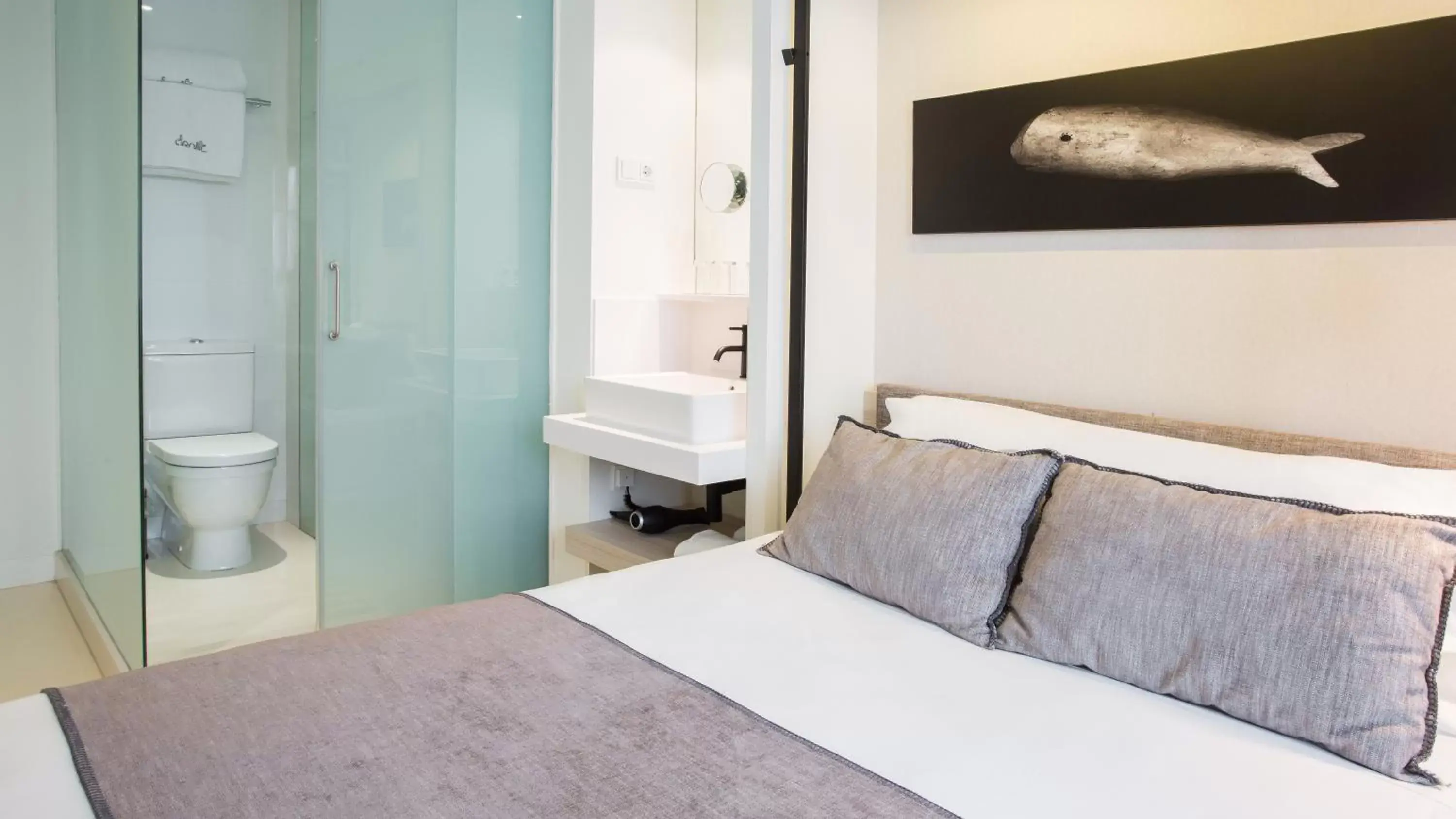 Toilet, Bed in Hotel Denit Barcelona