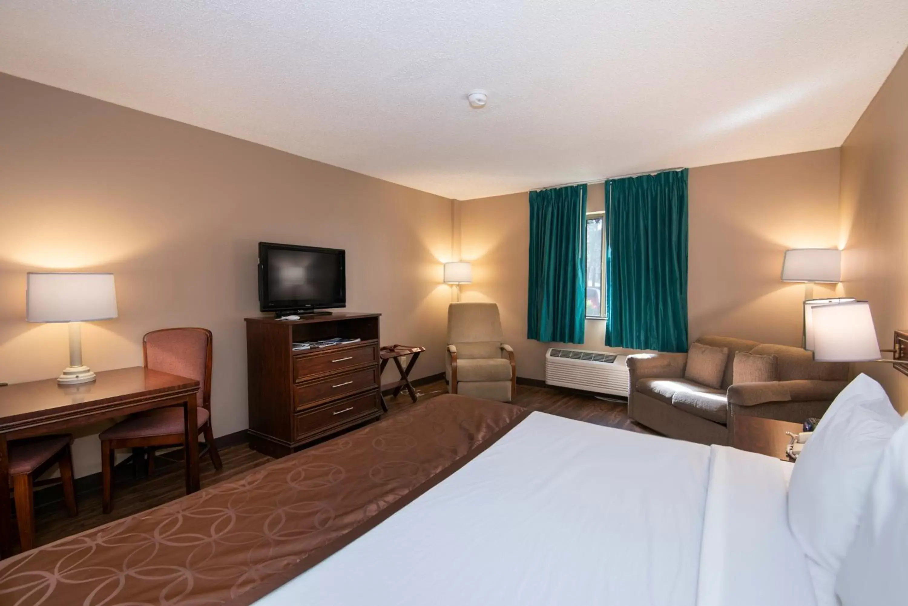 Guests, TV/Entertainment Center in Guest Inn & Suites - Midtown Medical Center