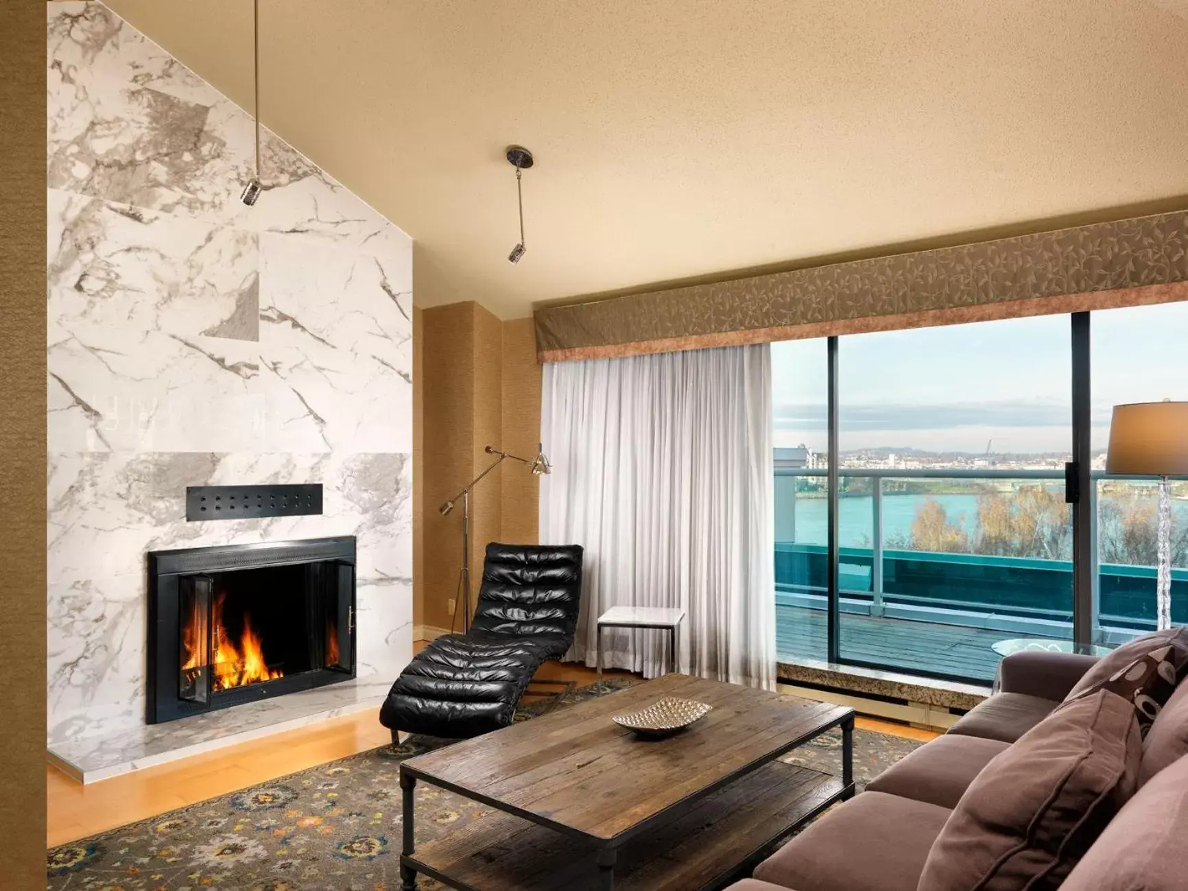 Living room, Seating Area in Best Western PLUS Inner Harbour Hotel