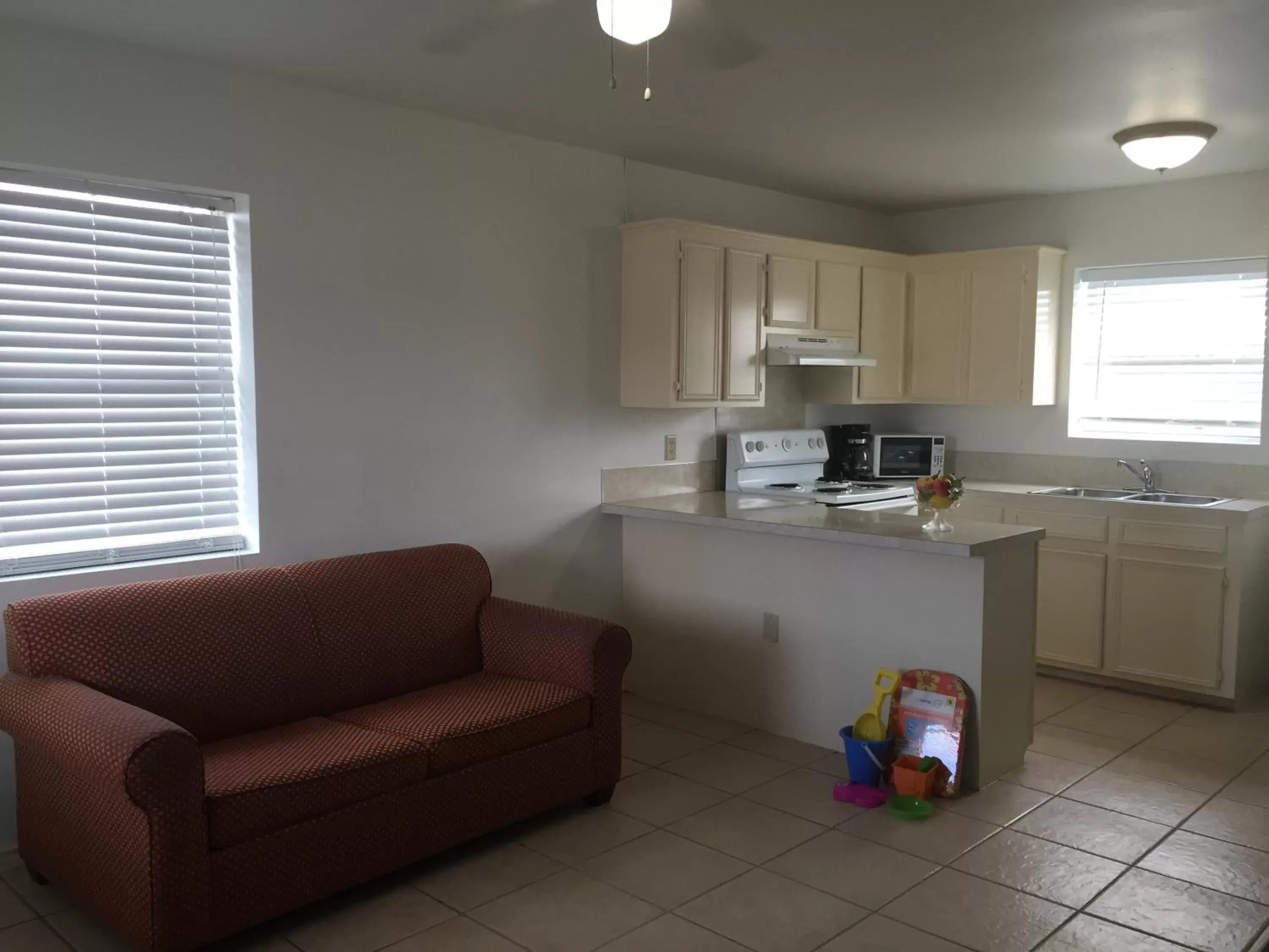 Kitchen or kitchenette, Kitchen/Kitchenette in Port Isla Inn