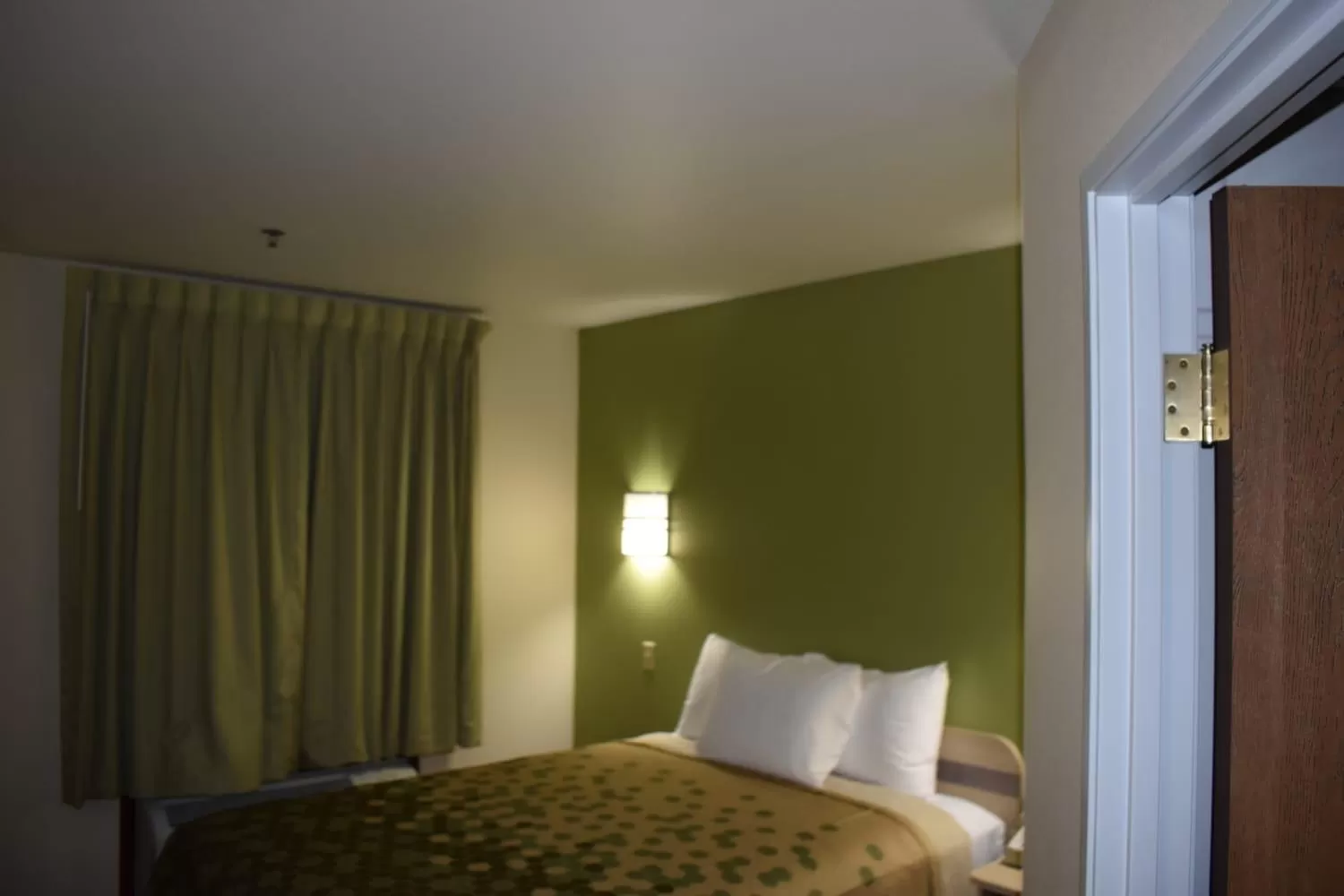 Standard Queen Room - Non-Smoking in Econo Lodge Hot Springs