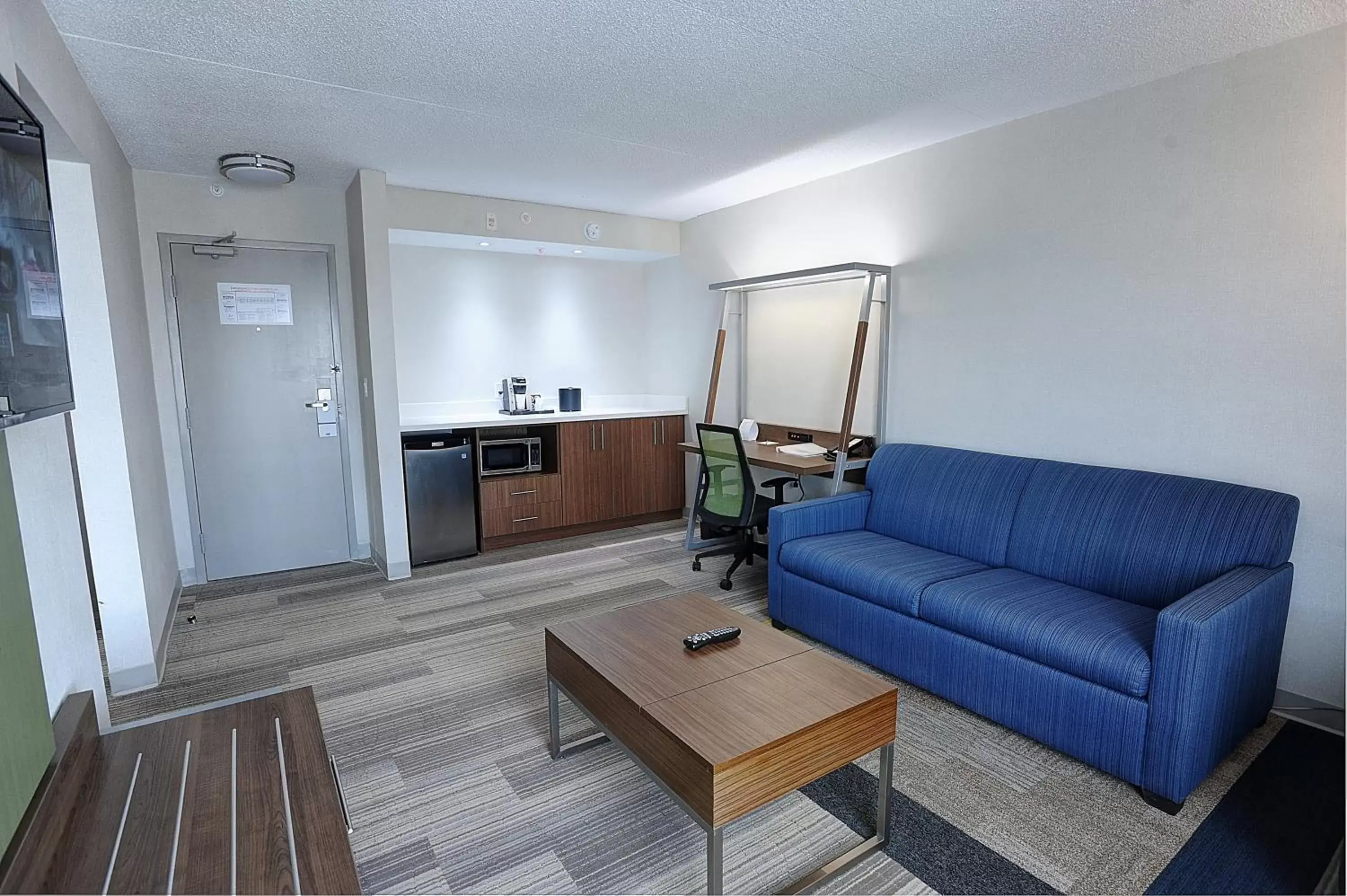 Photo of the whole room, Seating Area in Holiday Inn Express & Suites Toronto Airport West, an IHG Hotel