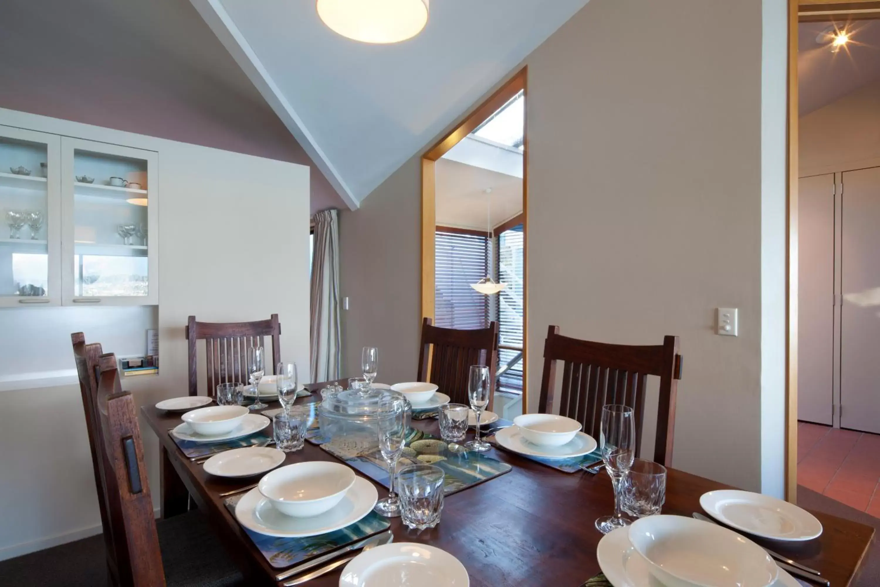 Dining area, Restaurant/Places to Eat in Apartments at Spinnaker Bay