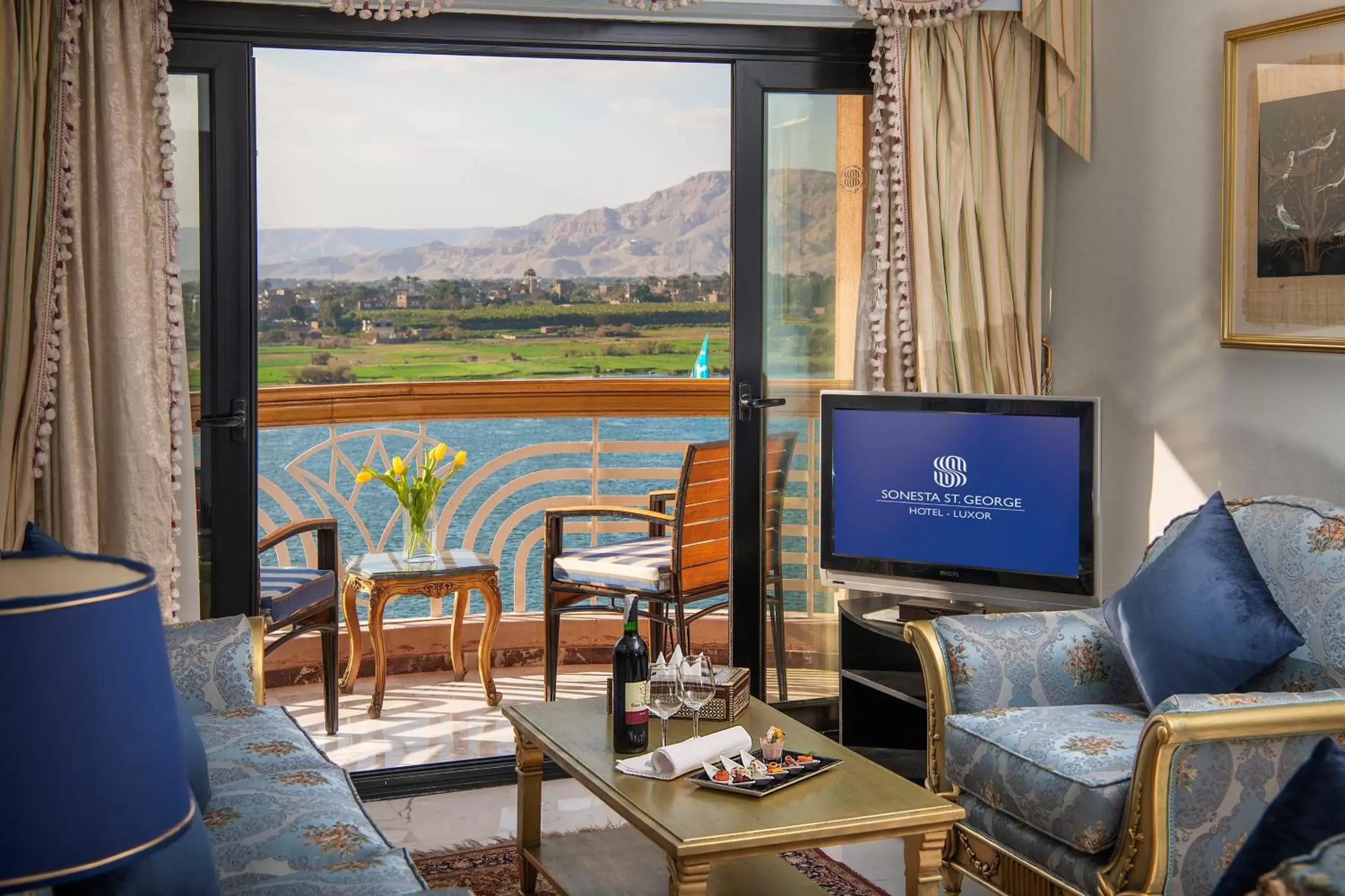 Living room in Sonesta St. George Hotel - Convention Center