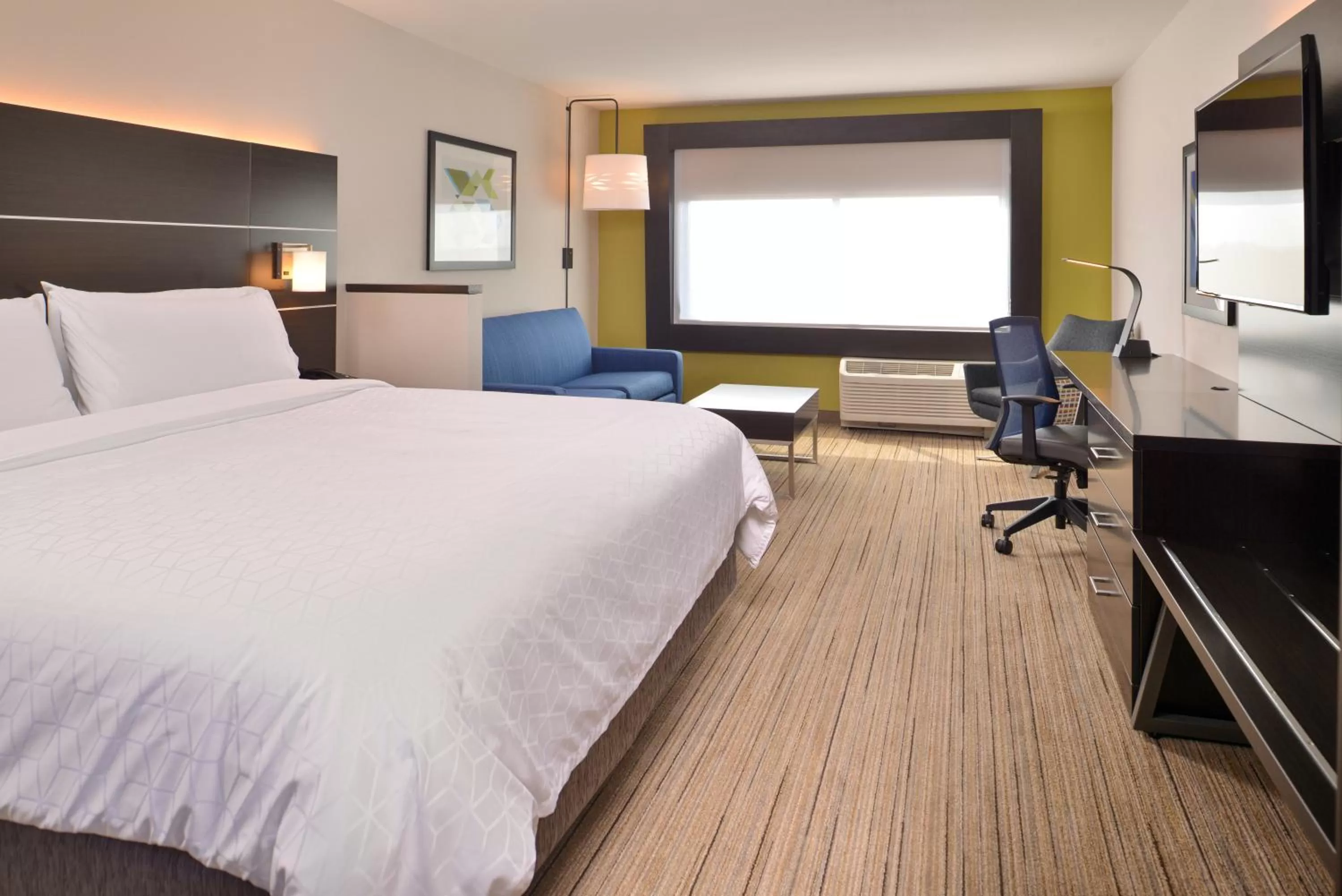 Photo of the whole room, Bed in Holiday Inn Express & Suites - Olathe West by IHG