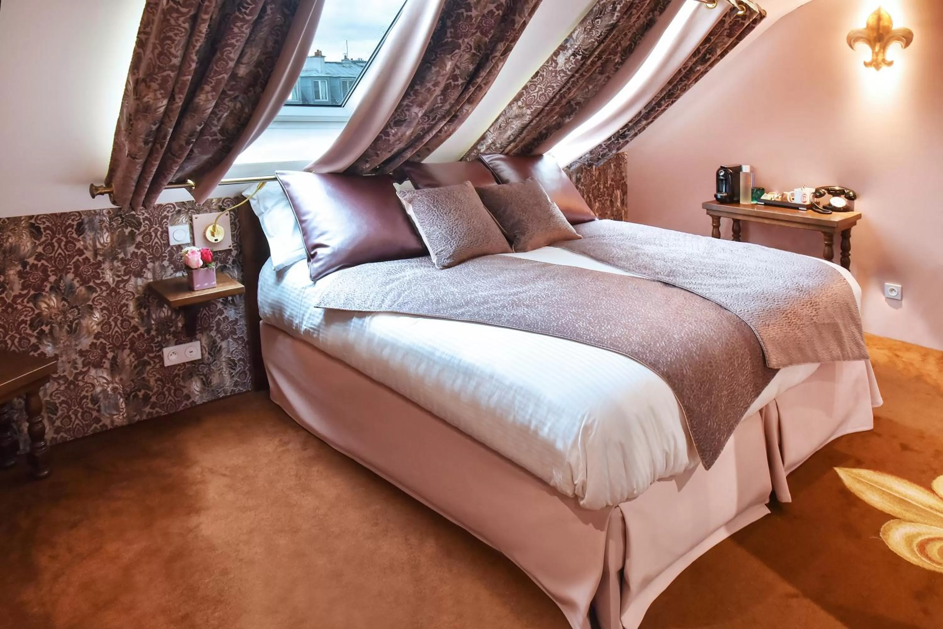 Photo of the whole room, Bed in Le Temple De Jeanne