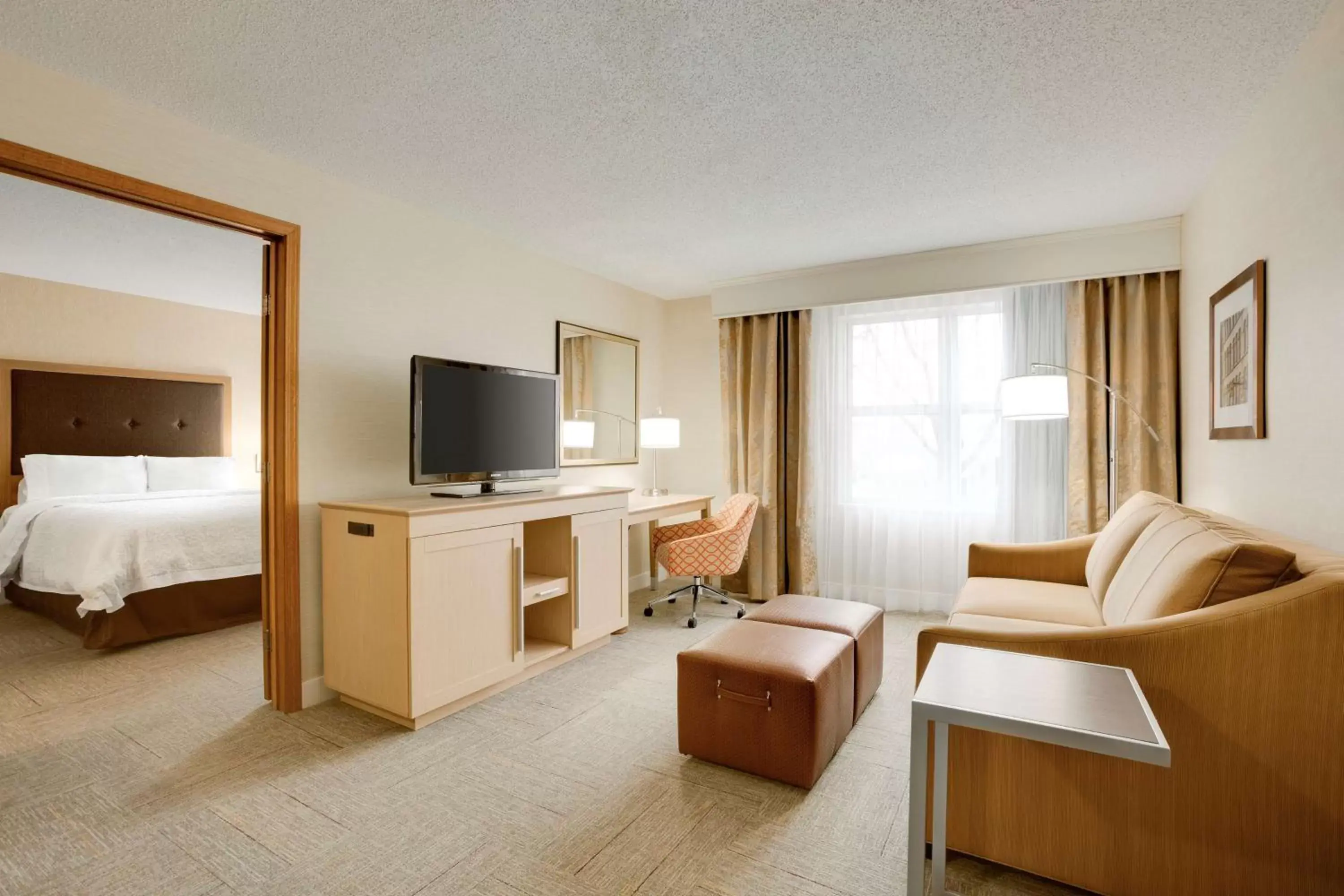 Bed, Seating Area in Hampton Inn & Suites Cleveland-Independence