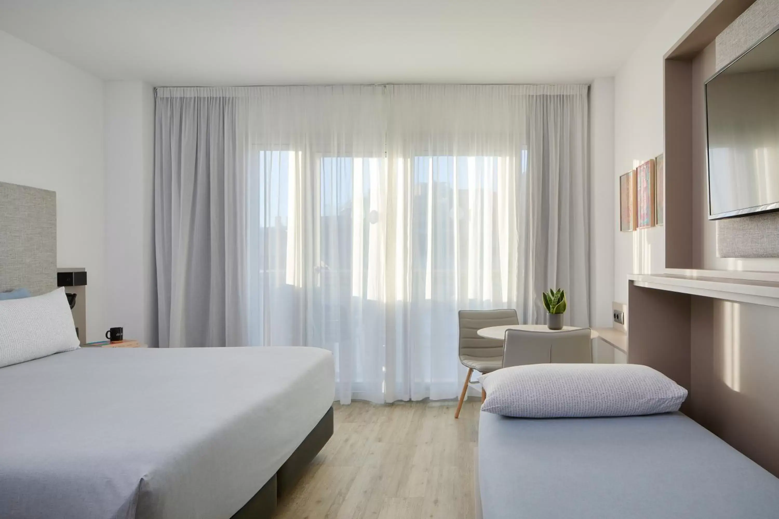 Photo of the whole room, Bed in INNSiDE by Meliá Barcelona Apolo