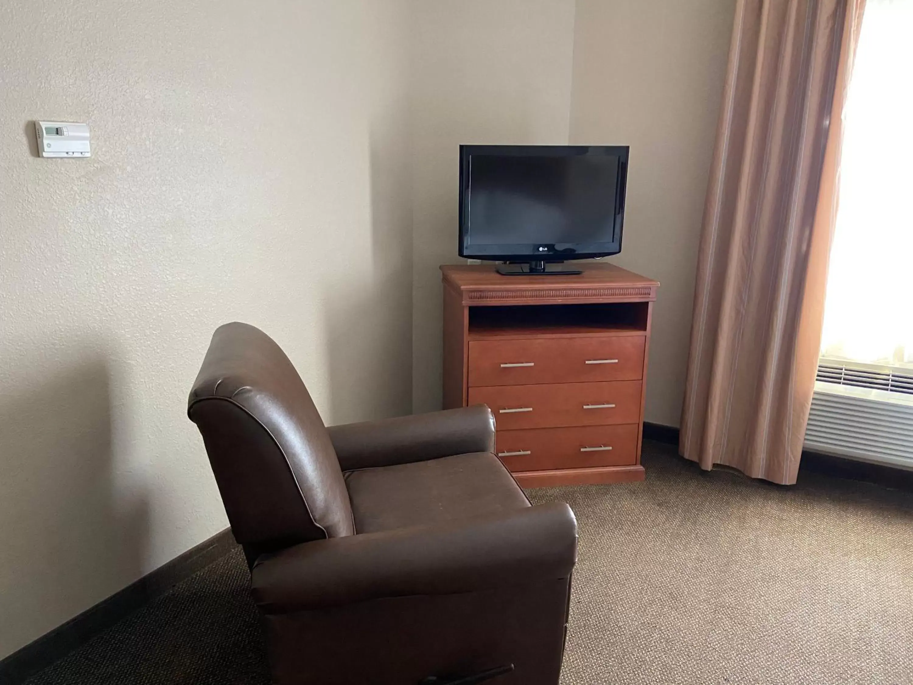 Living room, TV/Entertainment Center in Candlewood Suites La Porte, an IHG Hotel