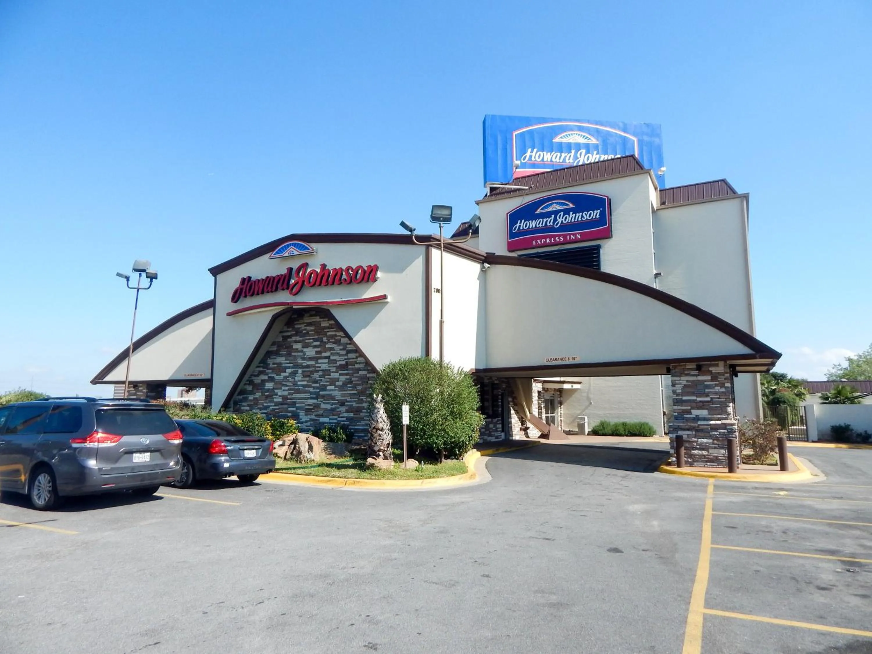 Property building in Howard Johnson by Wyndham Arlington Ballpark / Six Flags