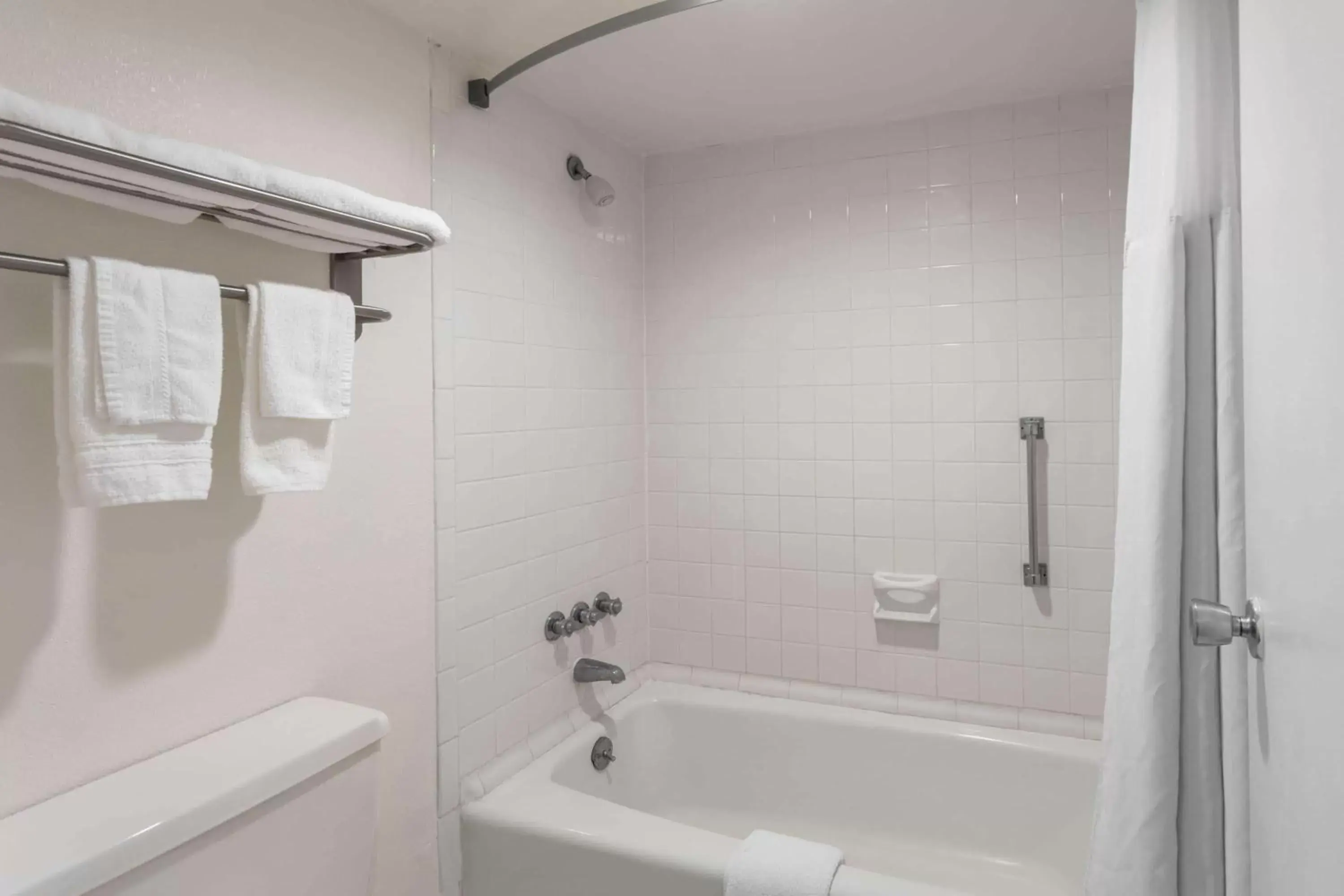TV and multimedia, Bathroom in Super 8 by Wyndham Ocala I-75