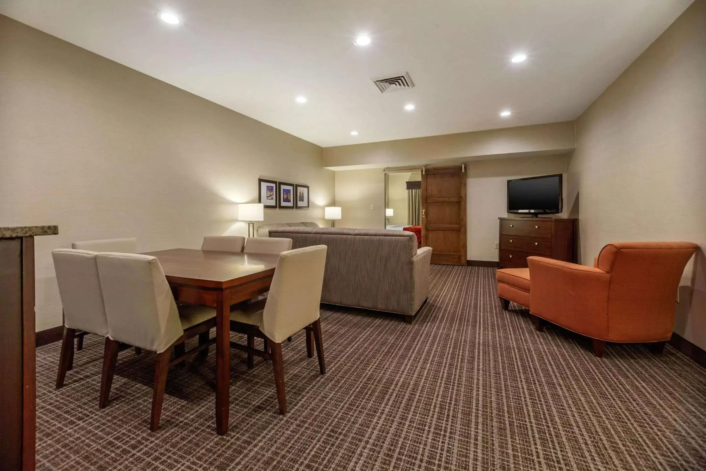 Photo of the whole room in Comfort Suites Green Bay