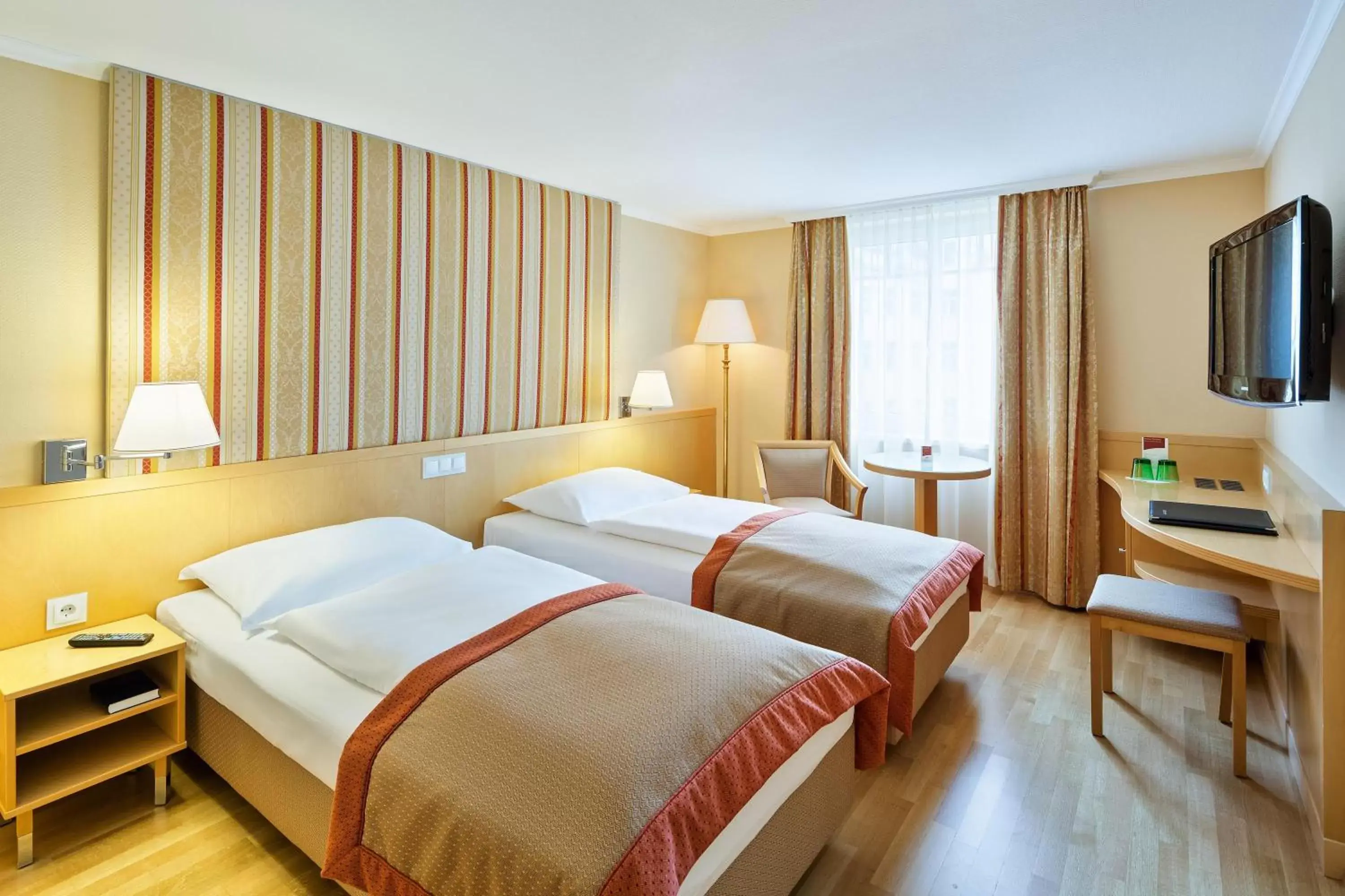 Classic Twin Room with extra bed in Austria Trend Hotel Ananas Wien Classic Twin Room with extra bed in Austria Trend Hotel Ananas Wien