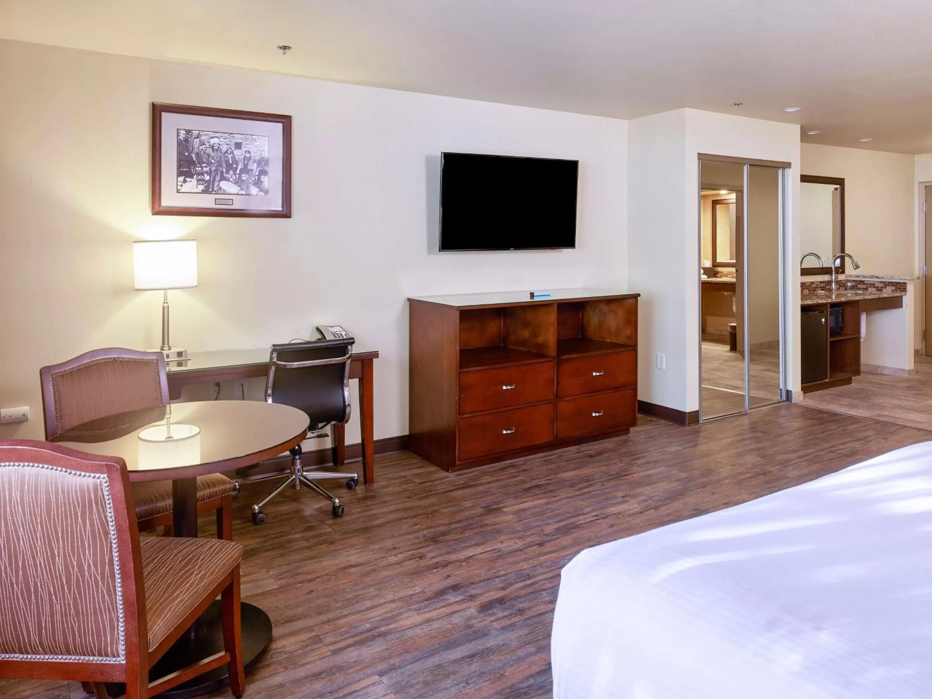 Bedroom, TV/Entertainment Center in Squire Resort at the Grand Canyon, BW Signature Collection