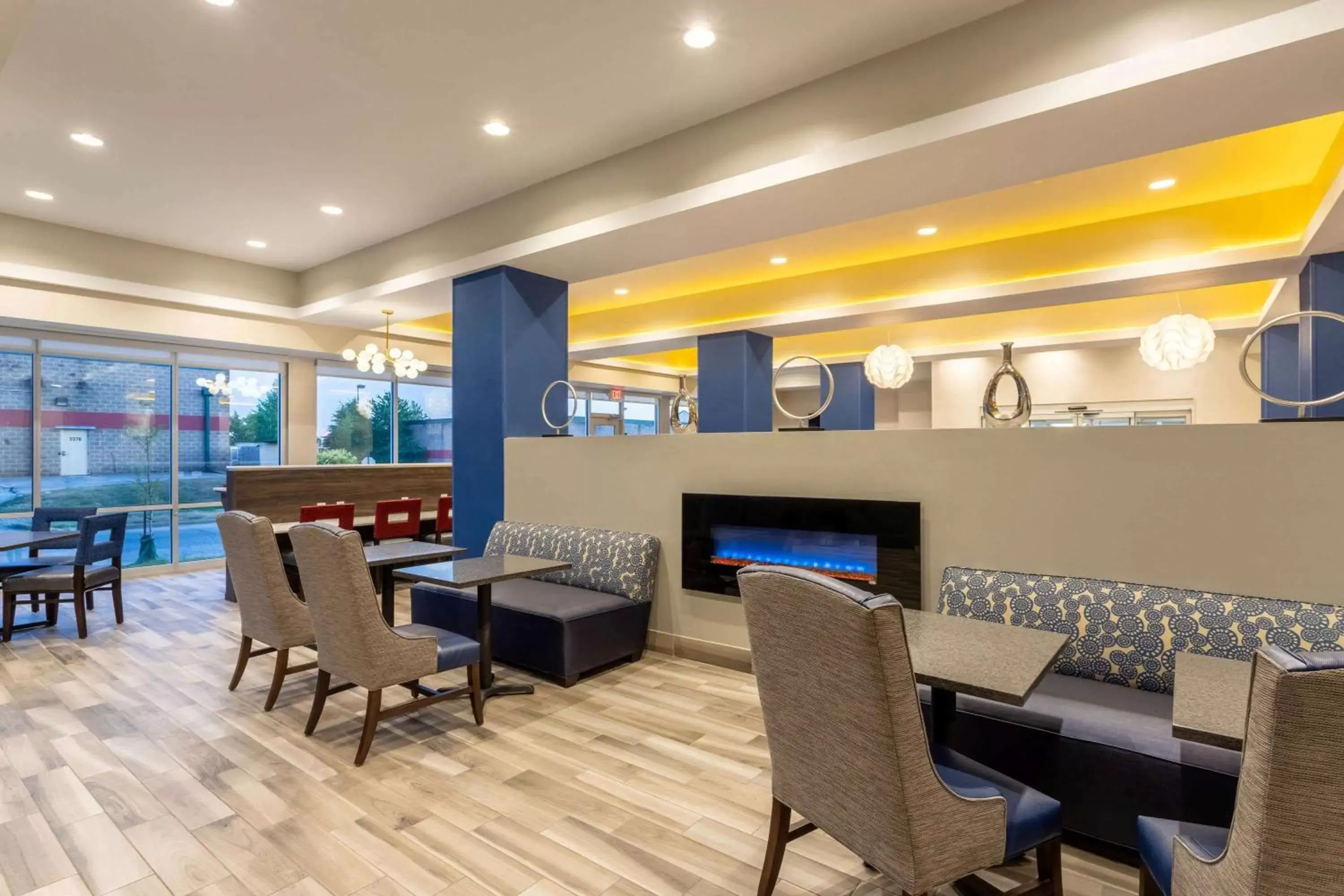 Seating area, Restaurant/Places to Eat in La Quinta Inn and Suites by Wyndham Bloomington