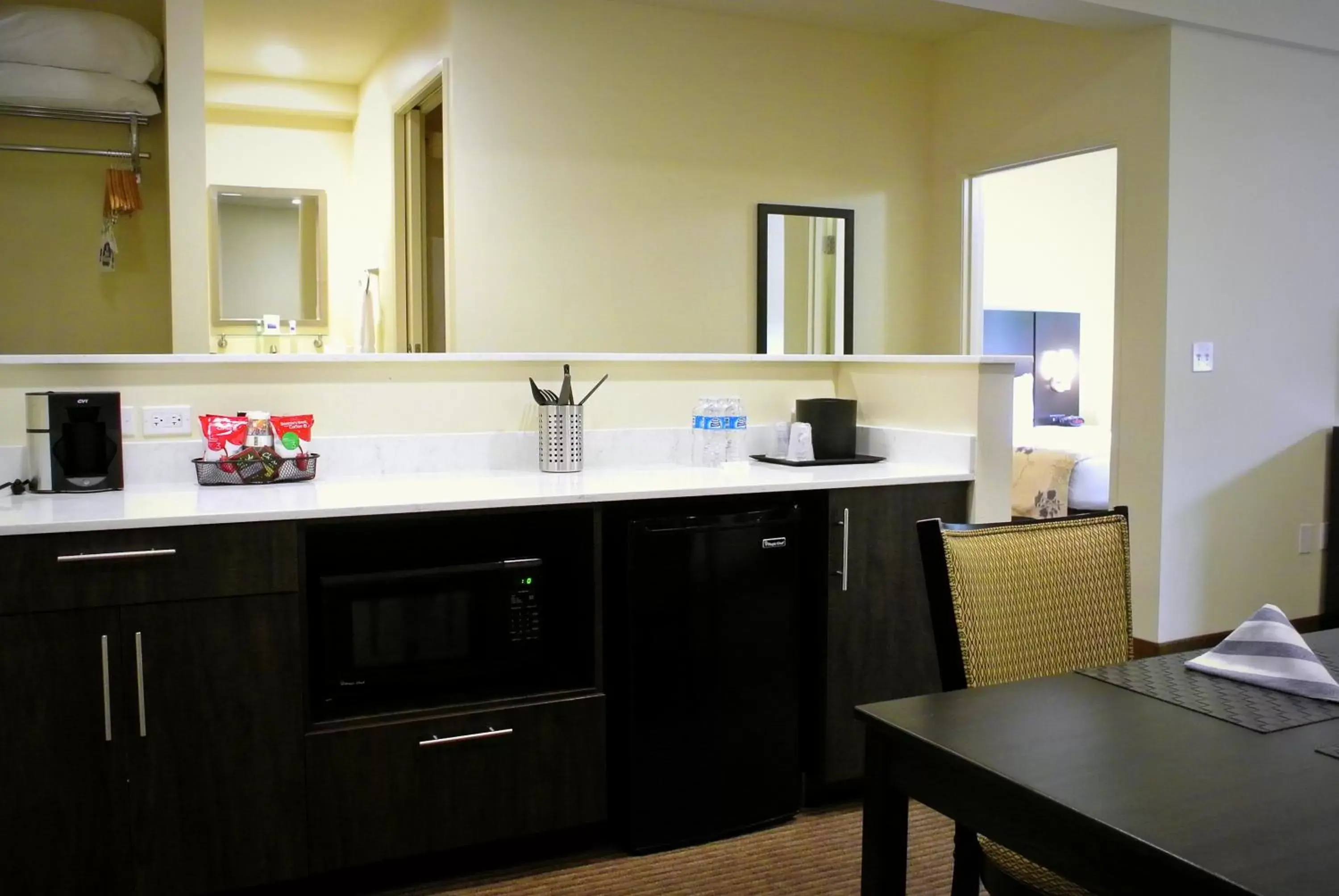 Coffee/tea facilities, Kitchen/Kitchenette in Best Western Seattle Airport Hotel