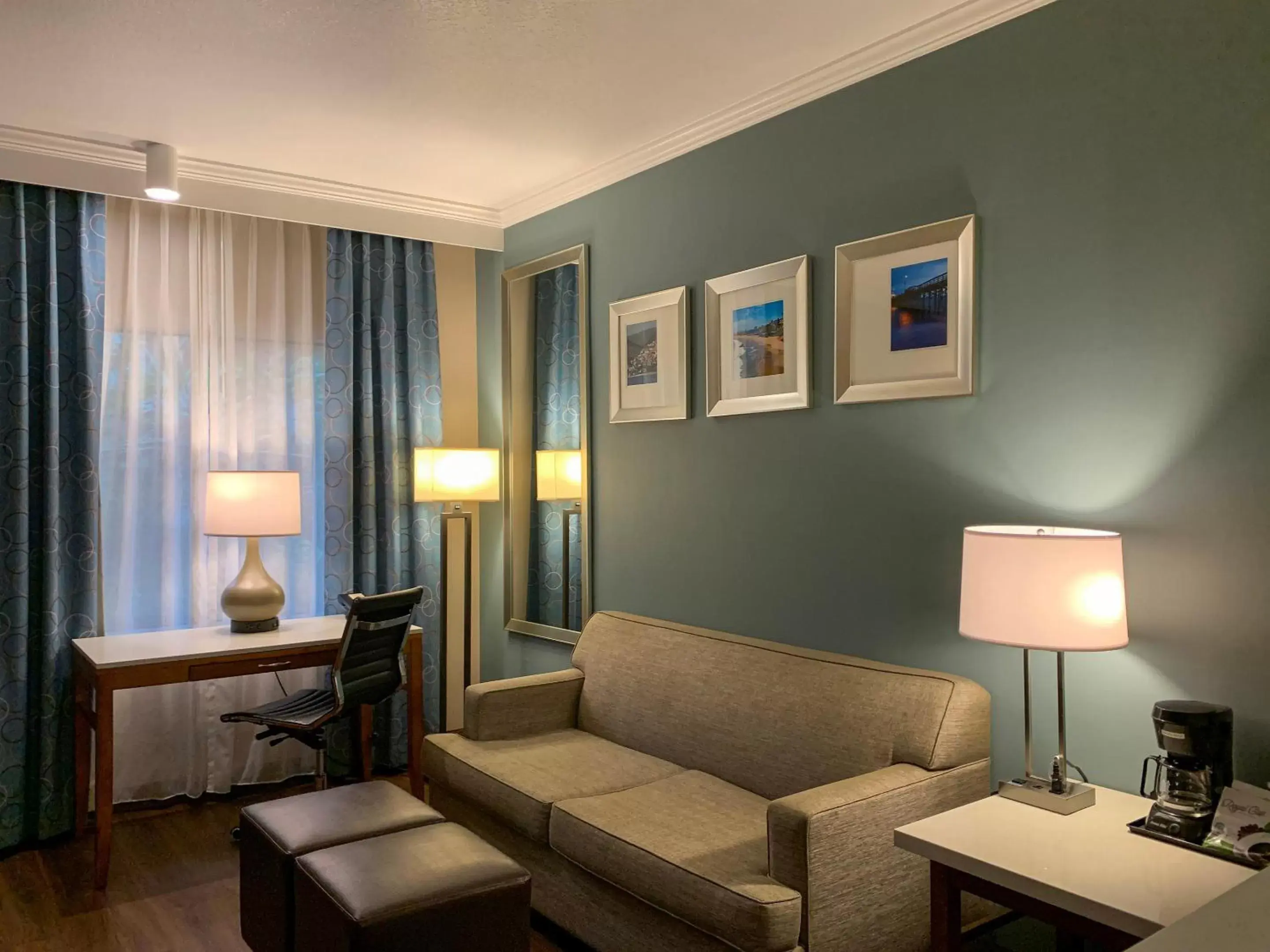 Seating Area in MainStay Suites John Wayne Airport, a Choice Hotel