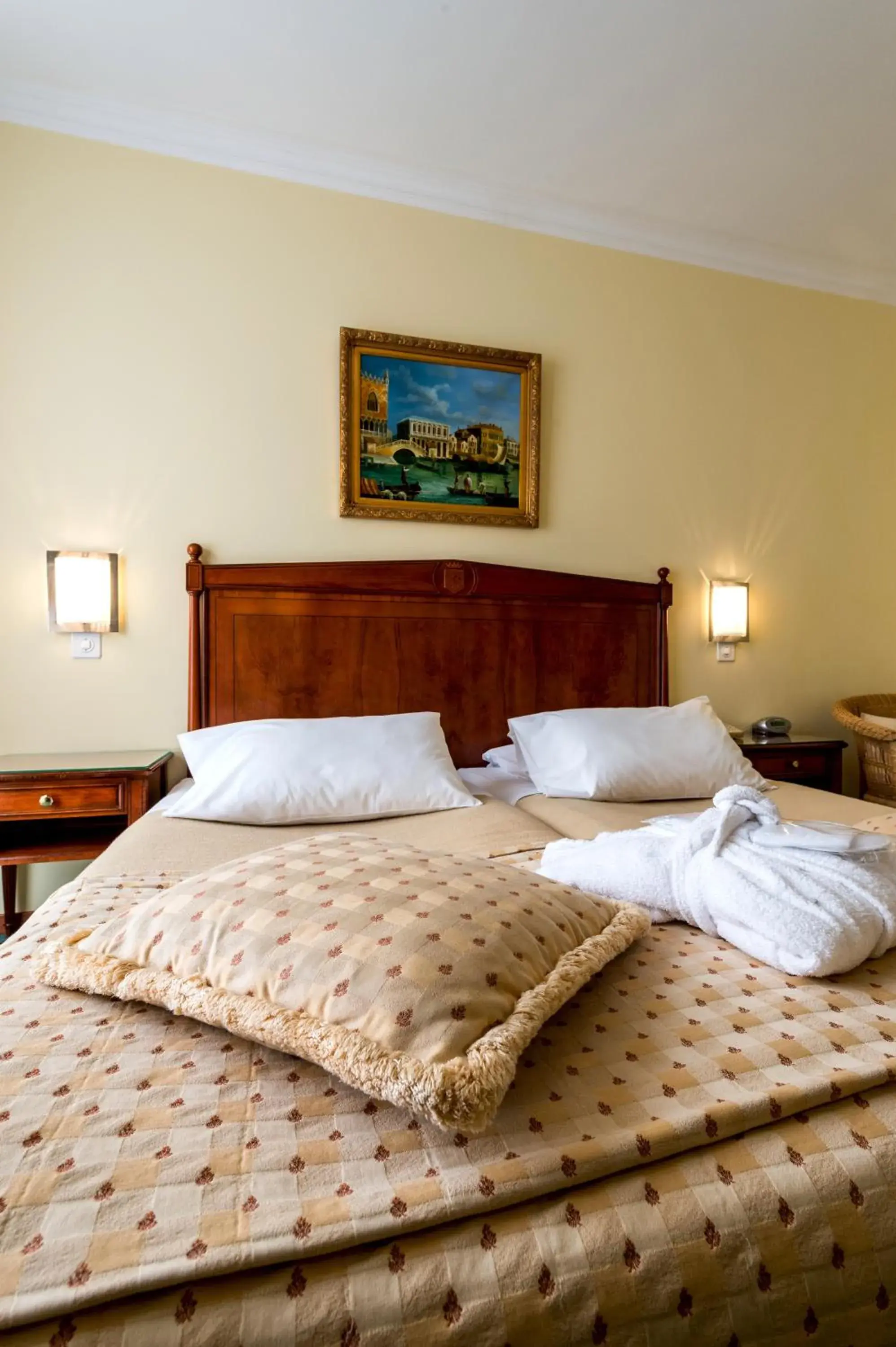 Bed in Hotel Churchill