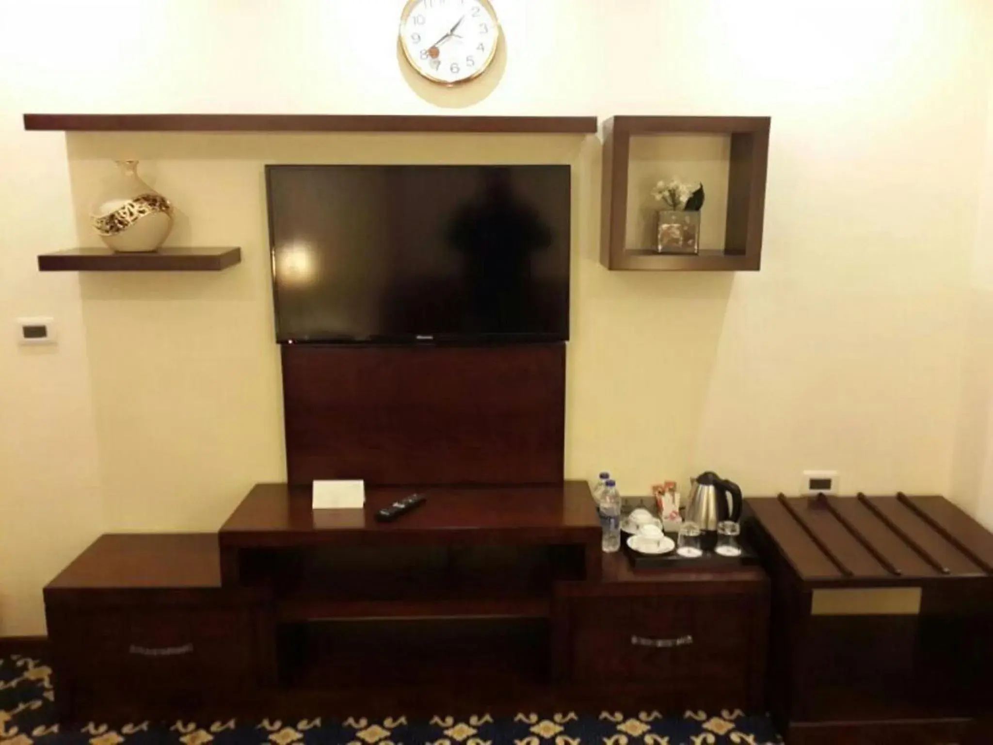 TV and multimedia, TV/Entertainment Center in Al Thuraya Hotel