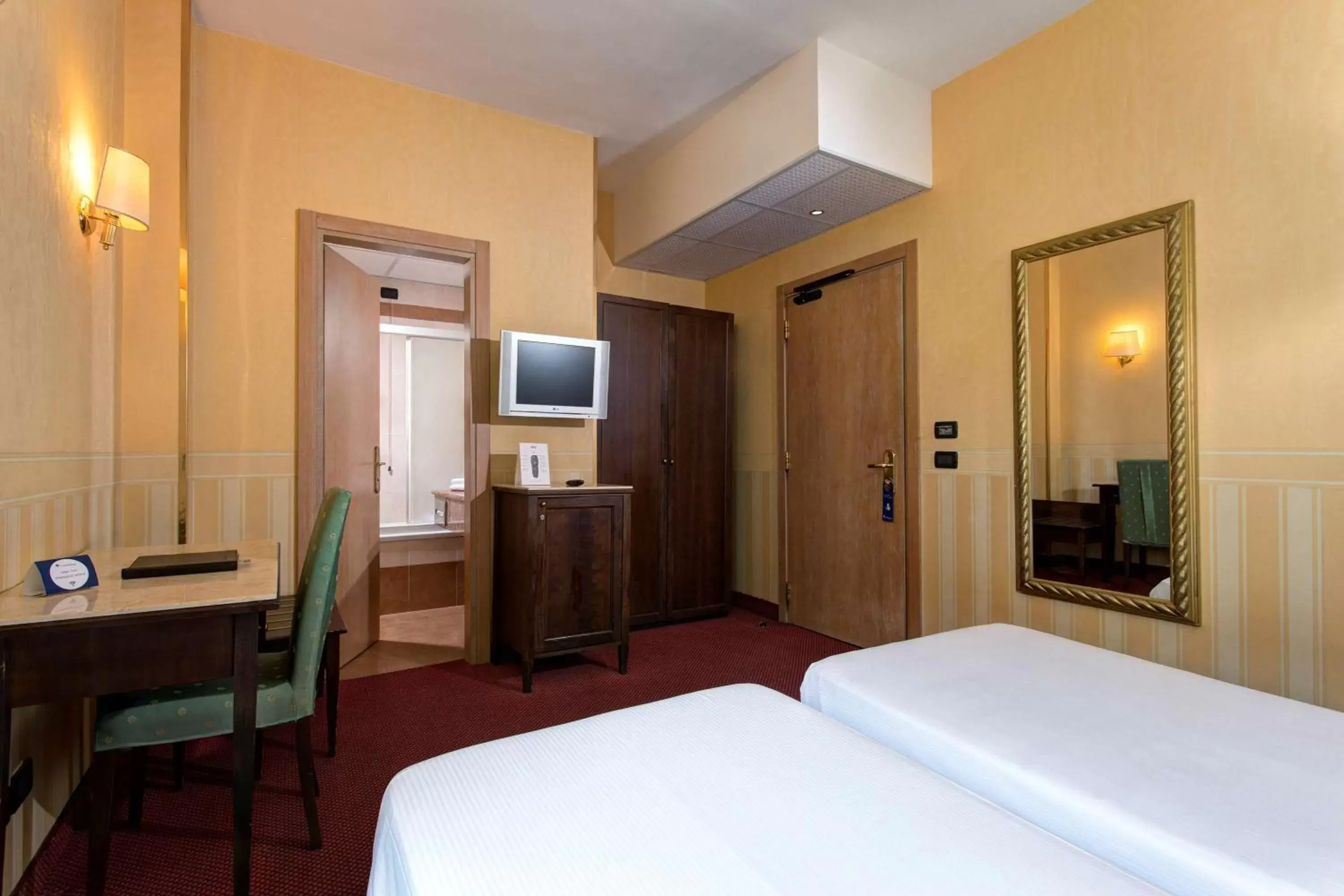 Photo of the whole room, Bed in Best Western Hotel Tritone