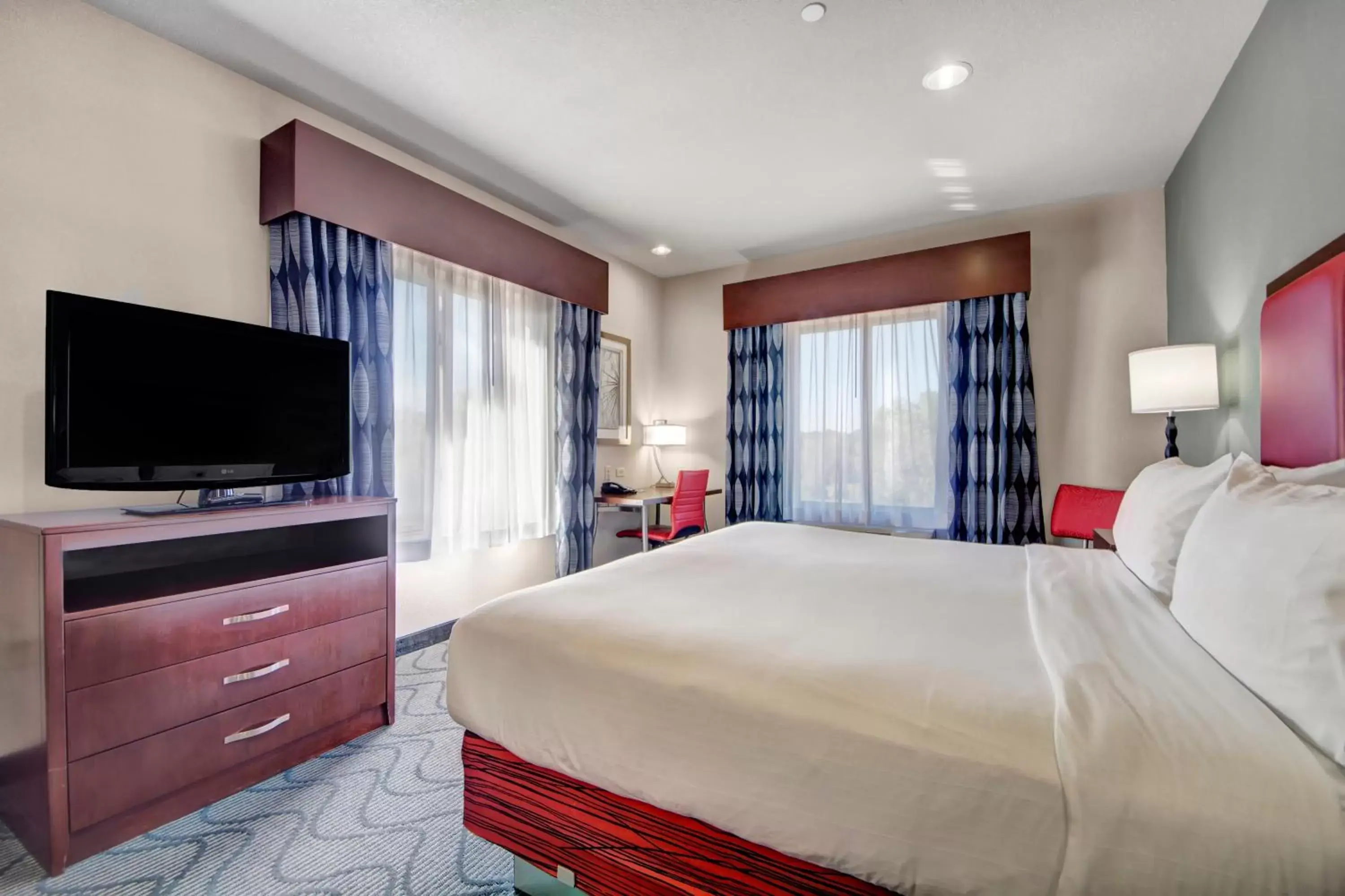 Photo of the whole room, Bed in Holiday Inn Express and Suites Oklahoma City North, an IHG Hotel