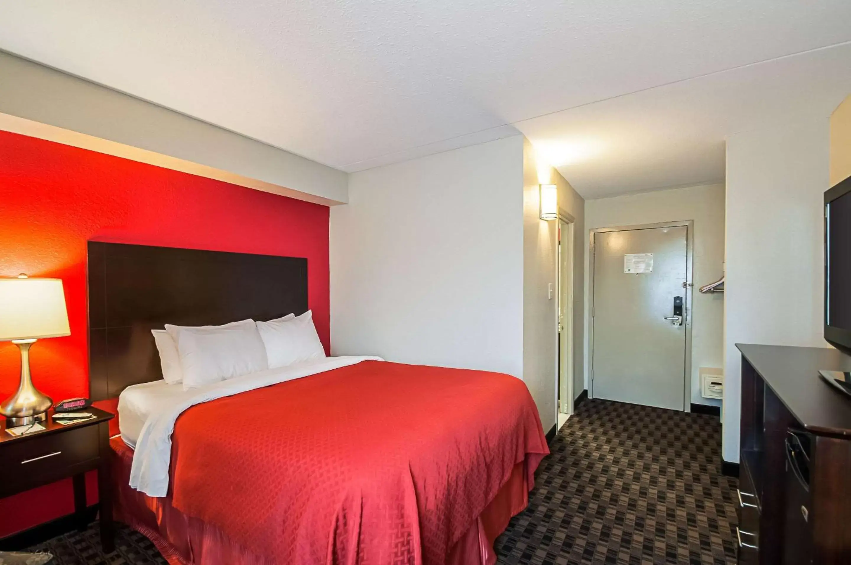 Photo of the whole room, Bed in Quality Inn near Potomac Mills