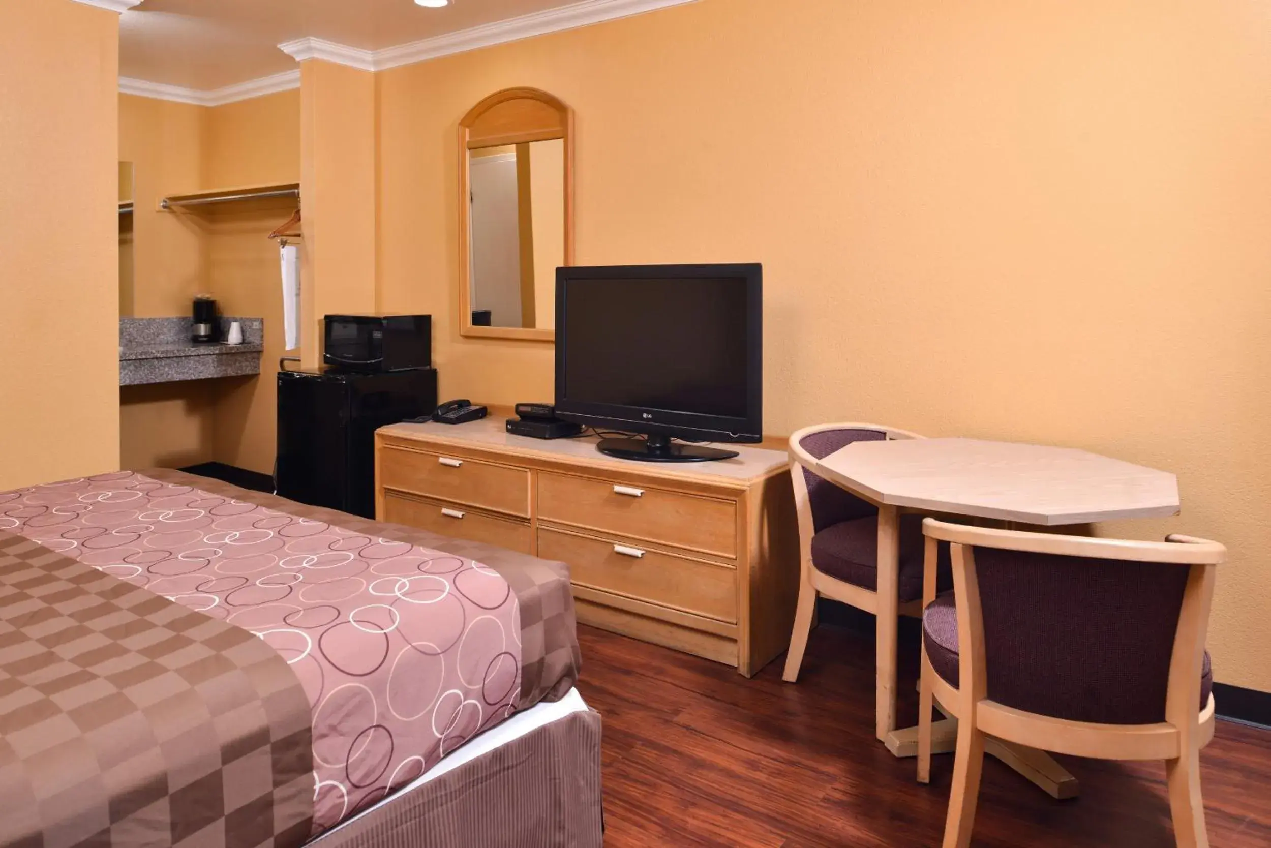 Bedroom, TV/Entertainment Center in Americas Best Value Inn & Suites Clearlake Wine Country