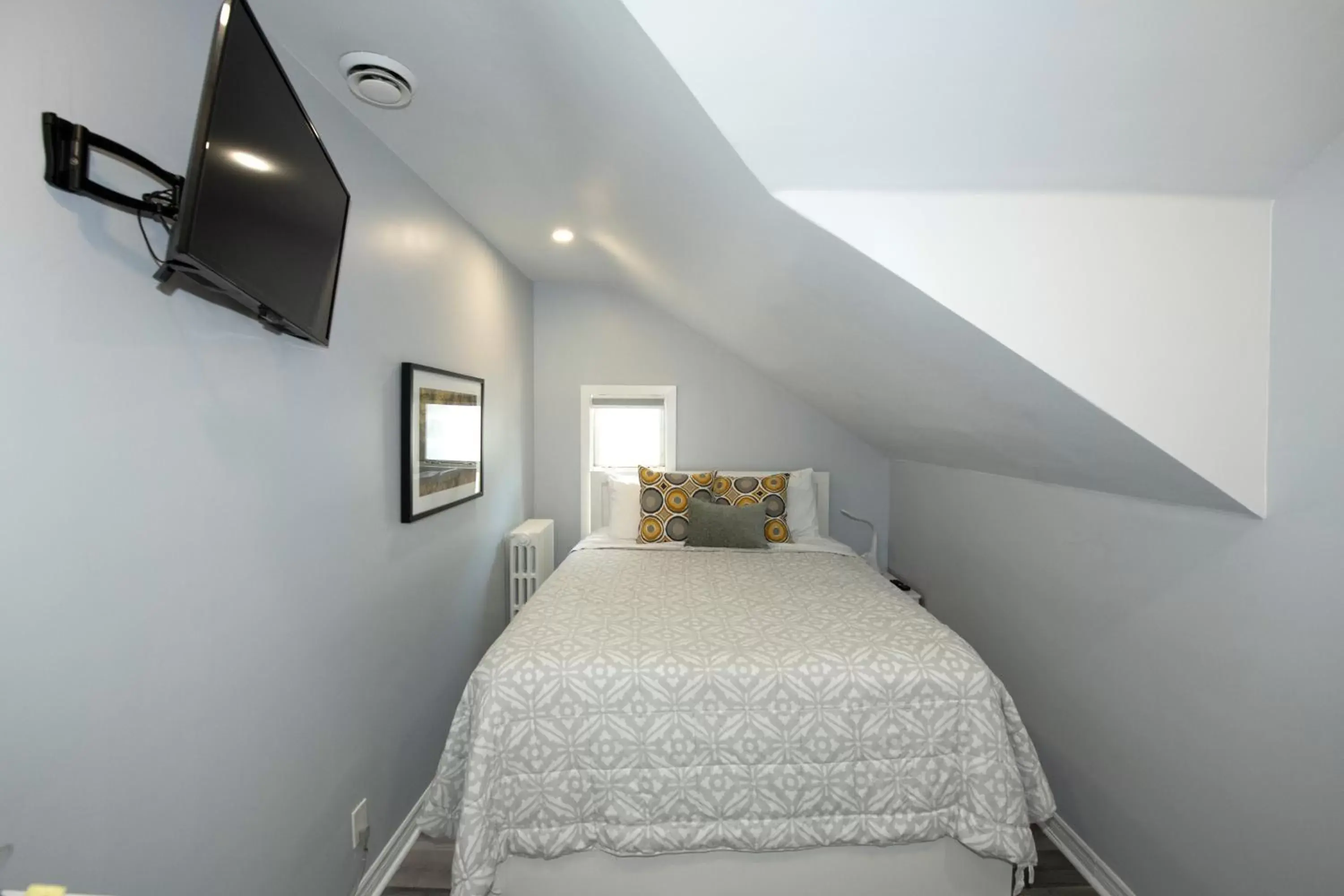 Bedroom, Bed in Serene Niagara Inn