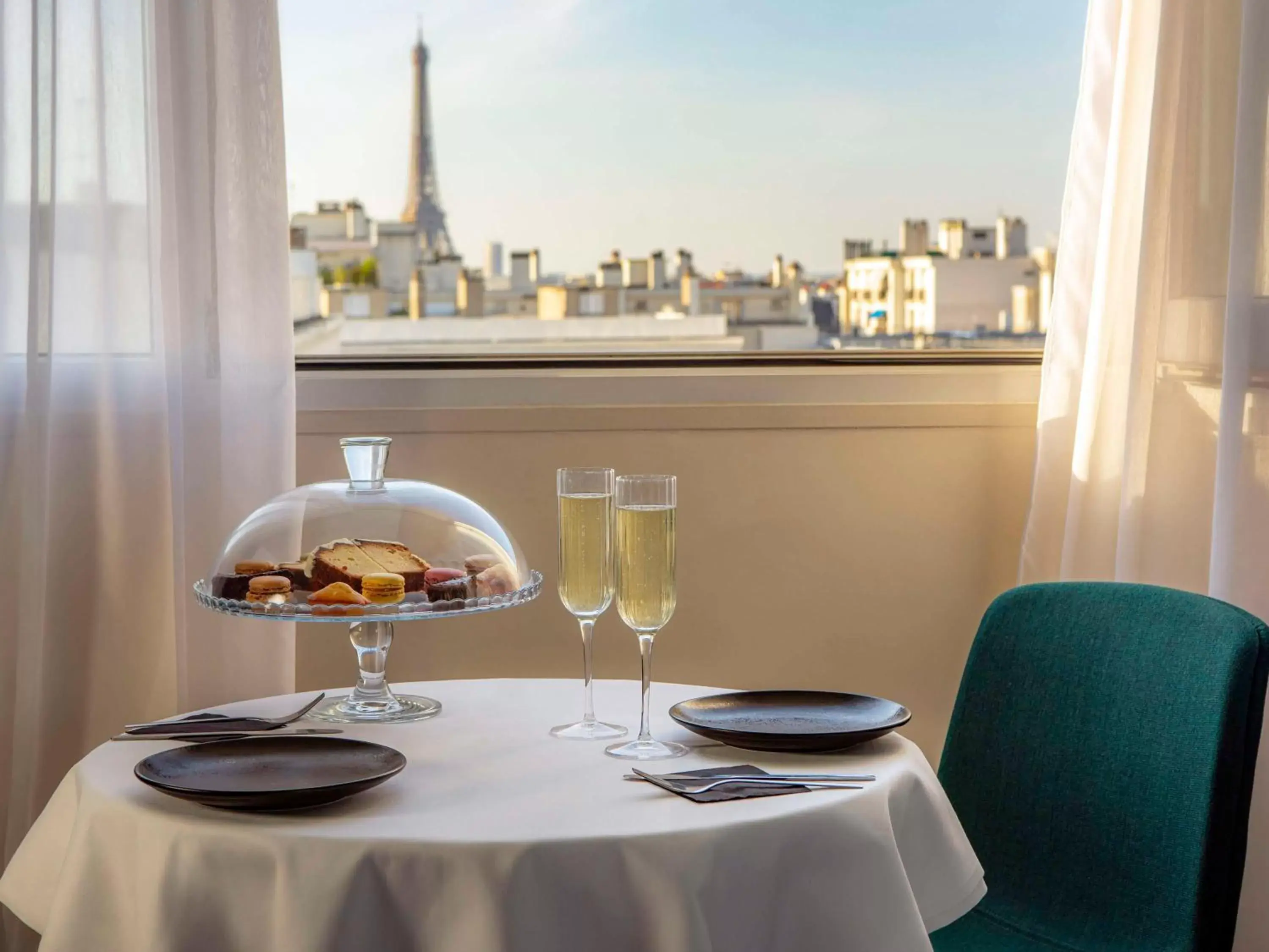 Bedroom, Restaurant/Places to Eat in Mercure Paris Montparnasse Pasteur