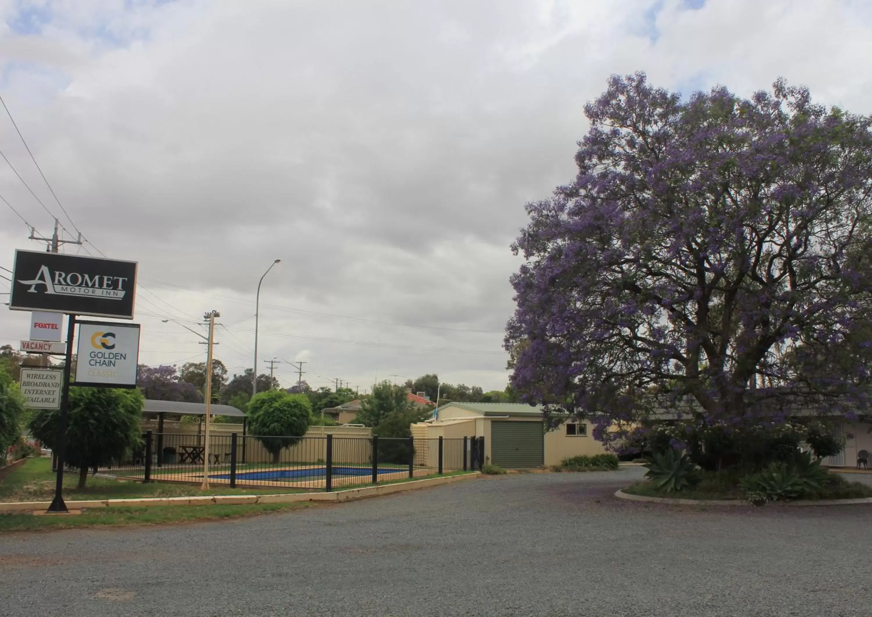 Swimming pool, Property Building in Aromet Motor Inn