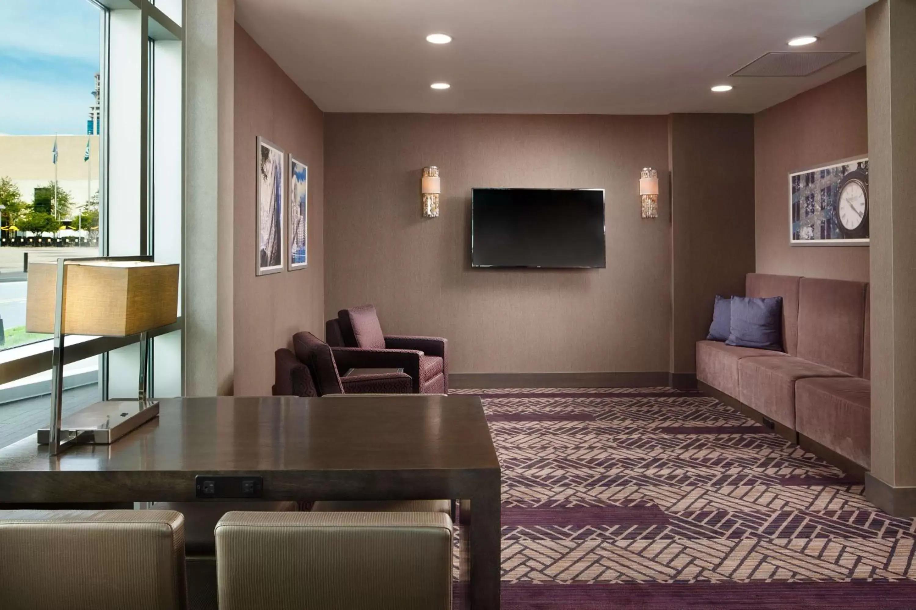Meeting/conference room, TV/Entertainment Center in Embassy Suites by Hilton Charlotte Uptown