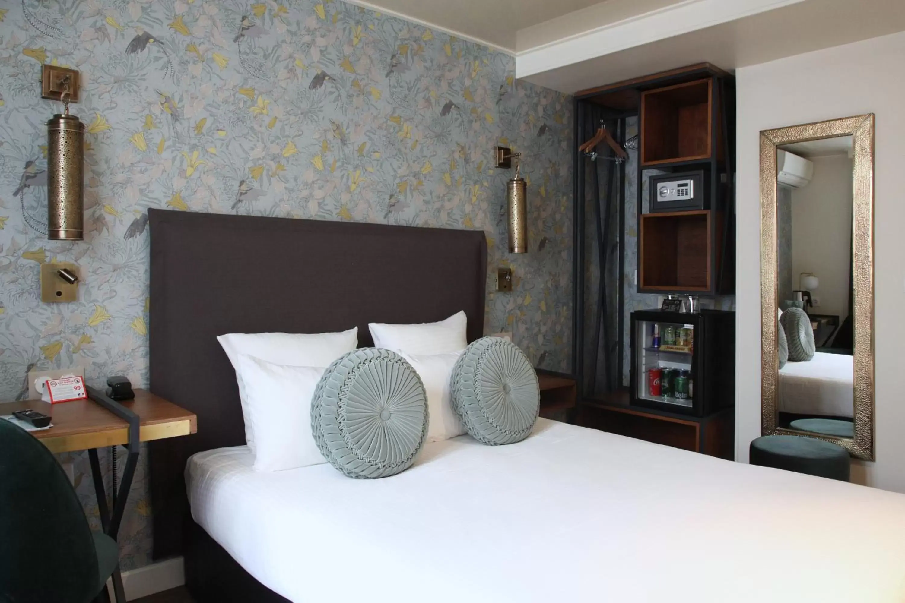 Bed in Moris Grands Boulevards Bed in Moris Grands Boulevards