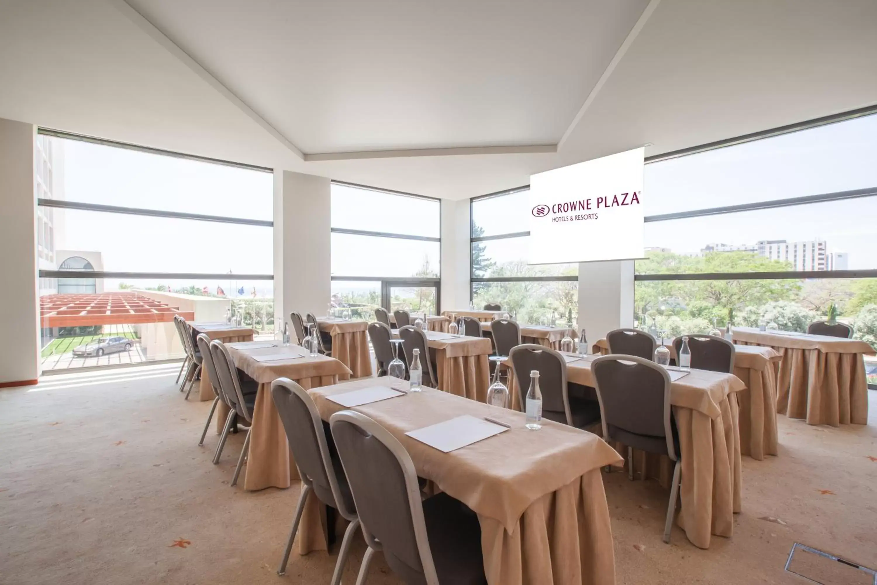 Meeting/conference room, Restaurant/Places to Eat in Crowne Plaza Vilamoura - Algarve, an IHG Hotel
