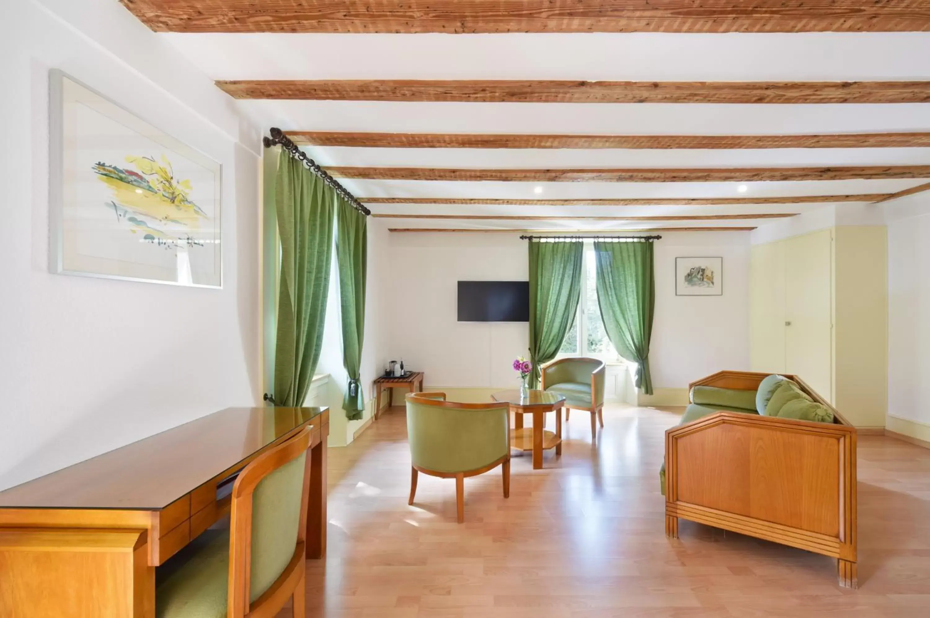 TV and multimedia, Seating Area in Hôtel de l'Aigle