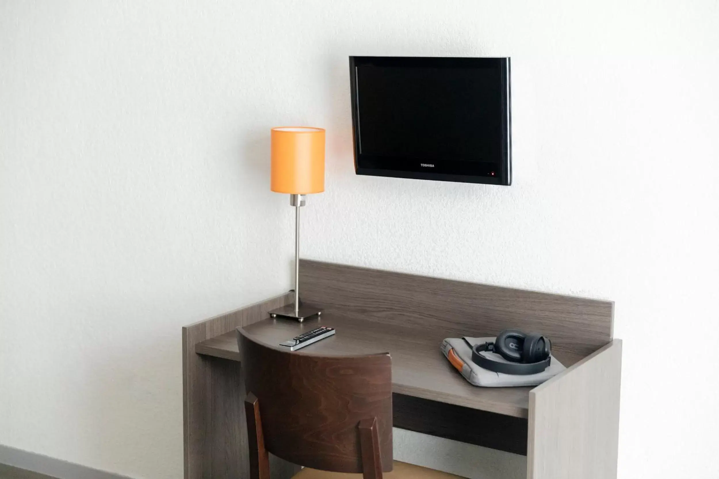 Bedroom, TV/Entertainment Center in Aparthotel Adagio Access Orléans