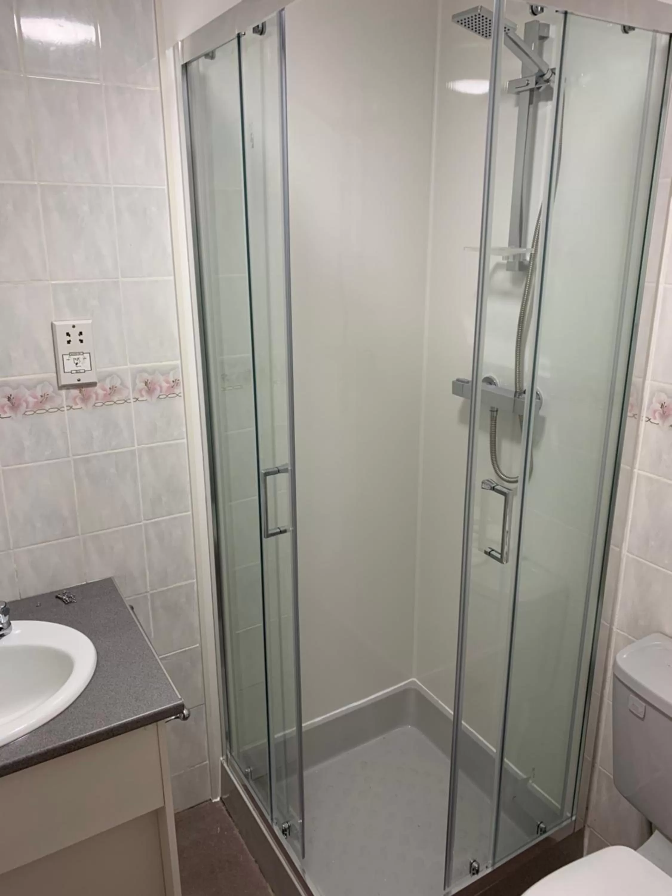 Shower in The Sandringham Court Hotel & Apartment Welcoming Large and Small Groups for 15 years