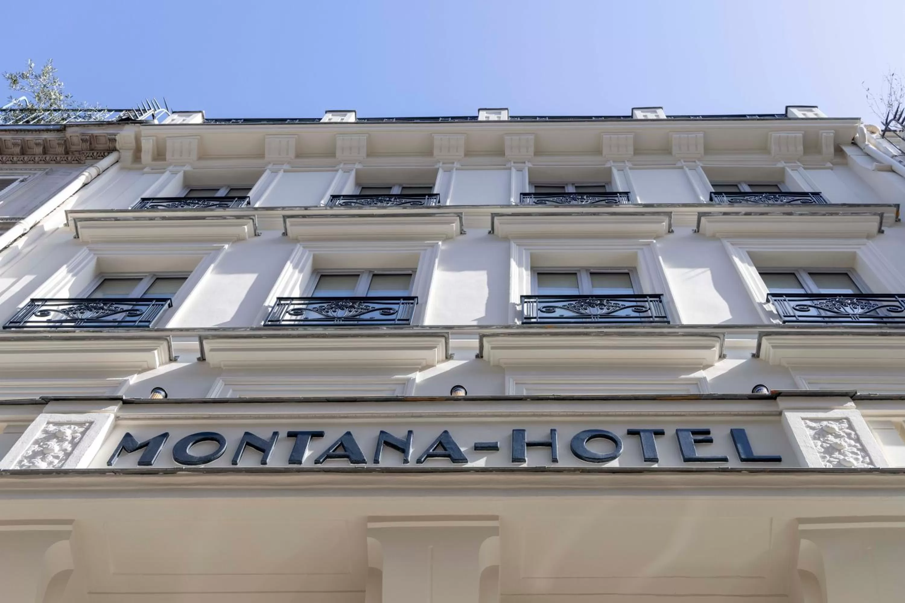 Facade/entrance in Hotel Louvre Montana