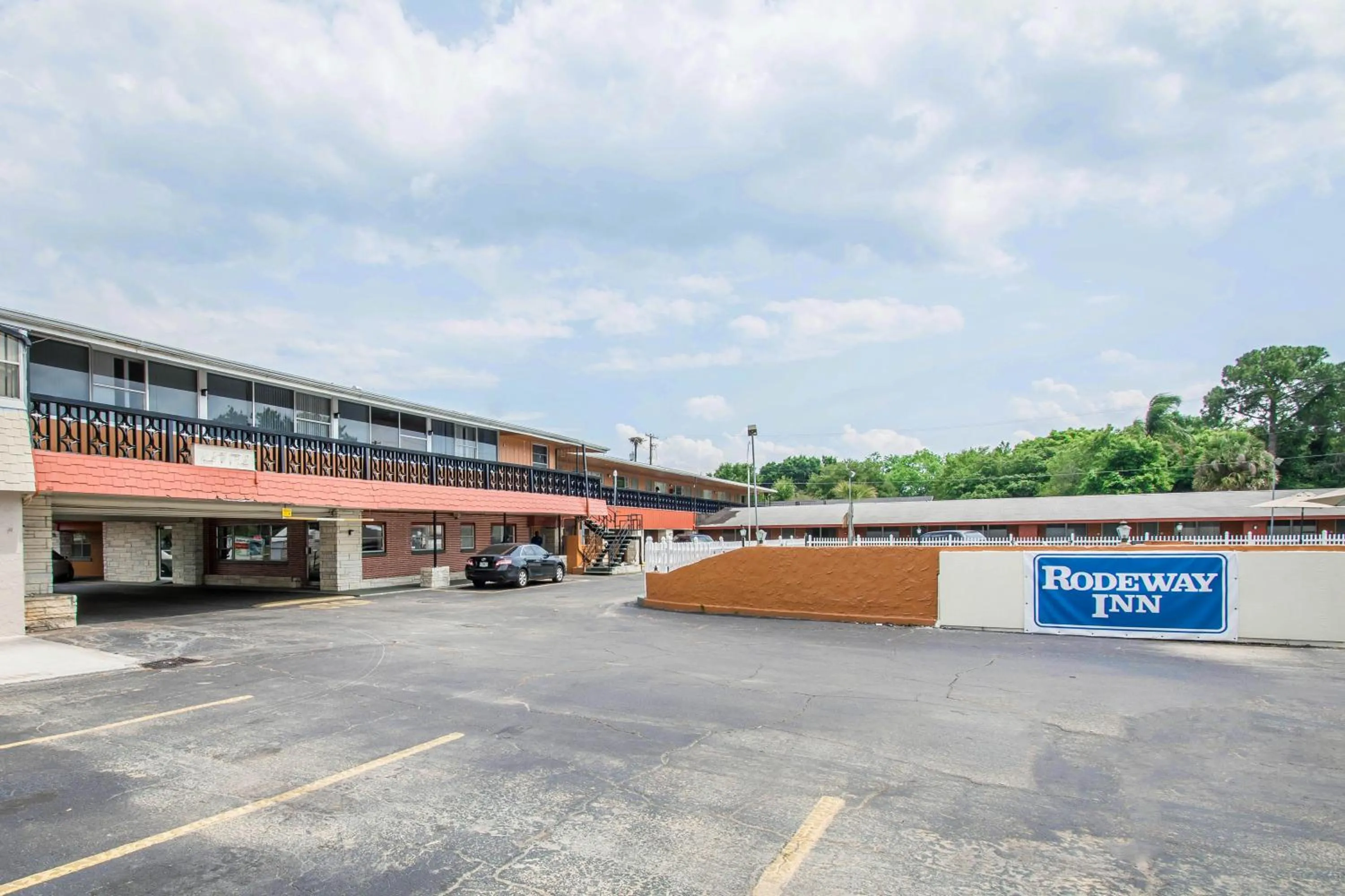 Facade/entrance in Rodeway Inn & Suites Winter Haven Chain of Lakes