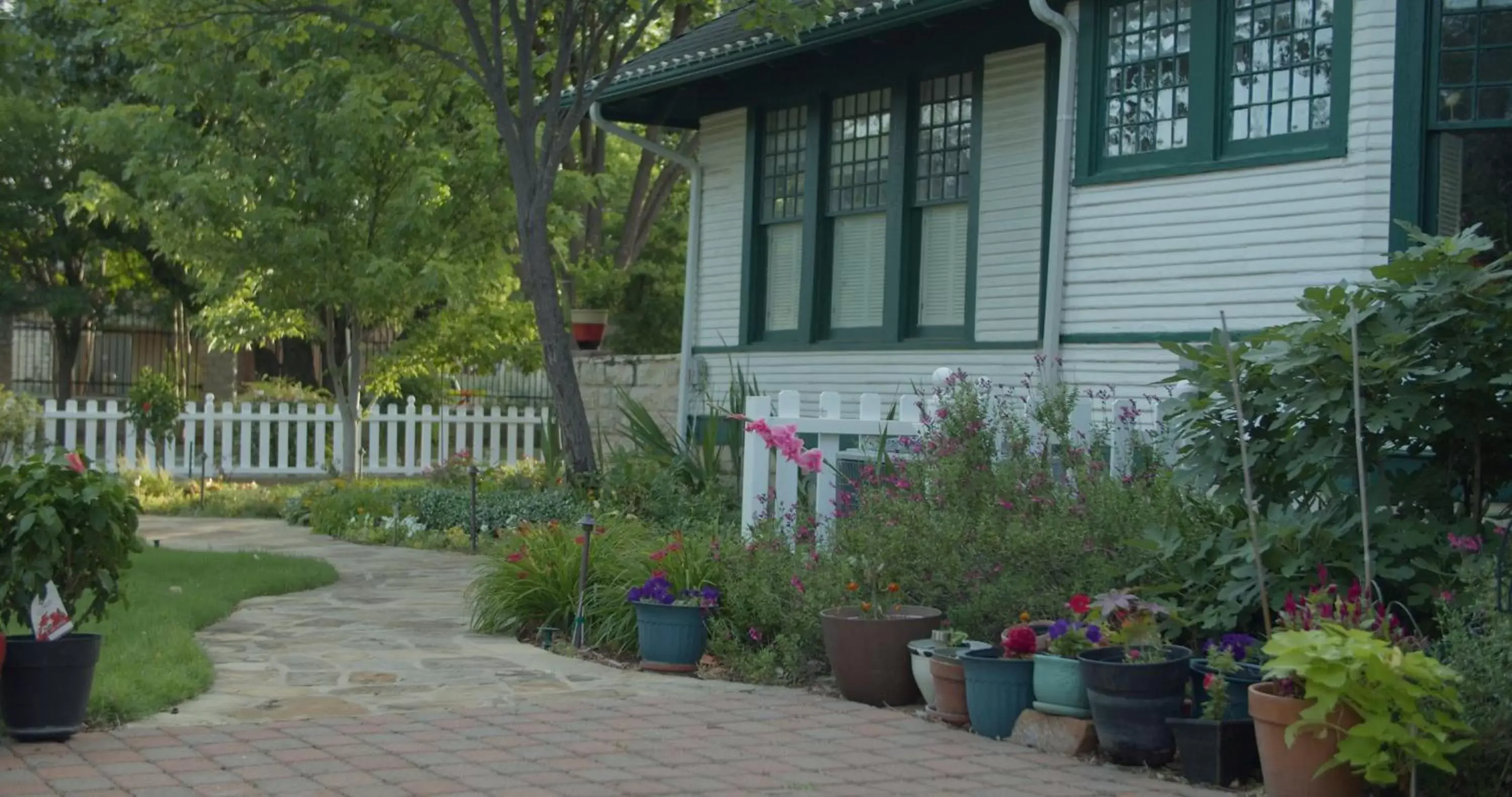 Garden, Property Building in Granbury Gardens Bed and Breakfast