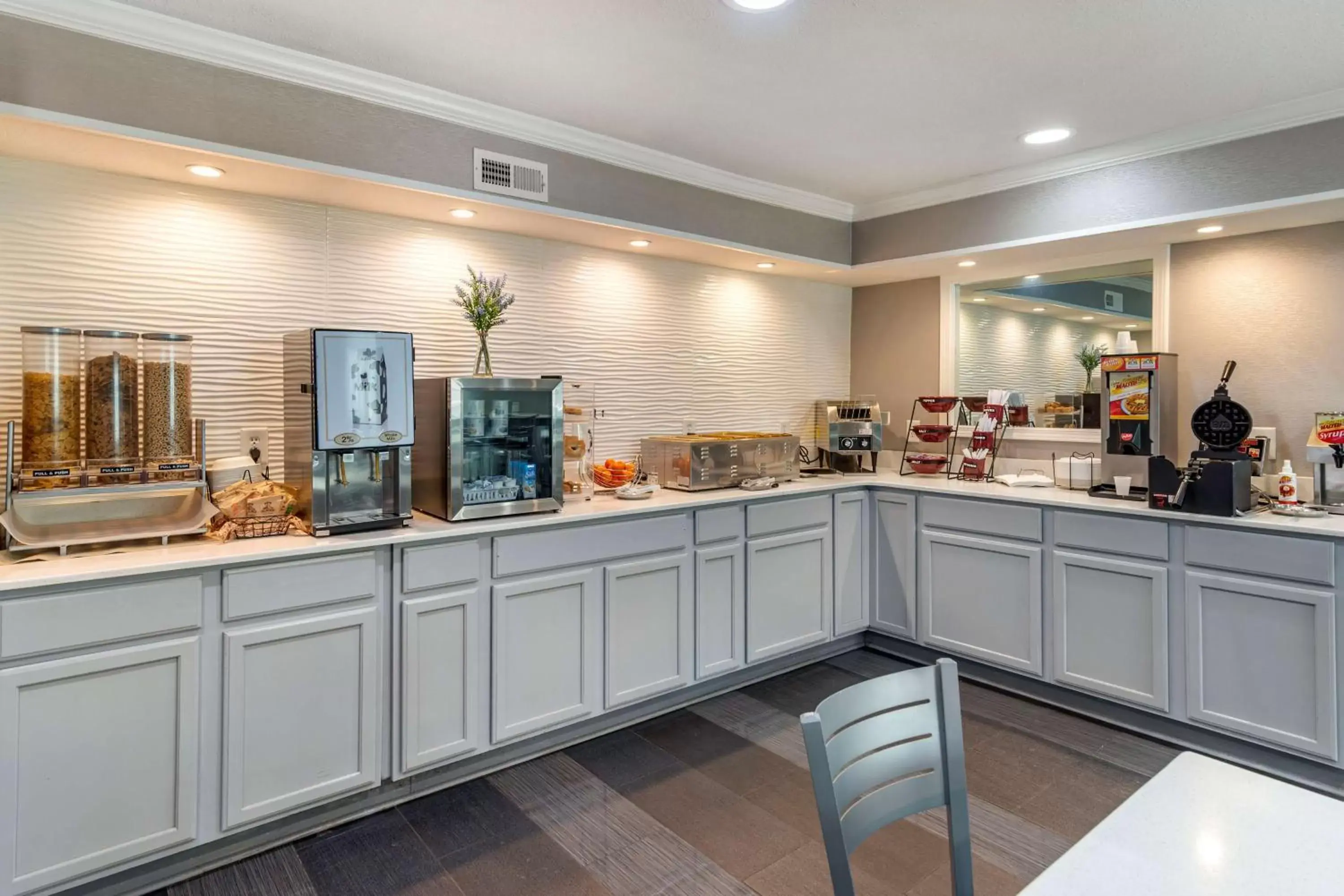 Breakfast in Best Western Allatoona Inn & Suites Breakfast in Best Western Allatoona Inn & Suites