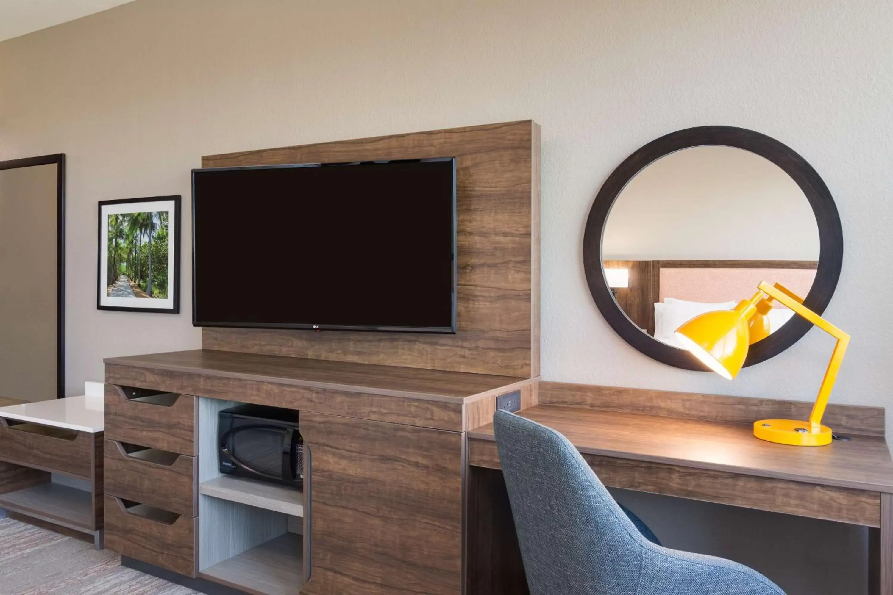 Bedroom, TV/Entertainment Center in Hampton Inn & Suites Fort Lauderdale - Miramar