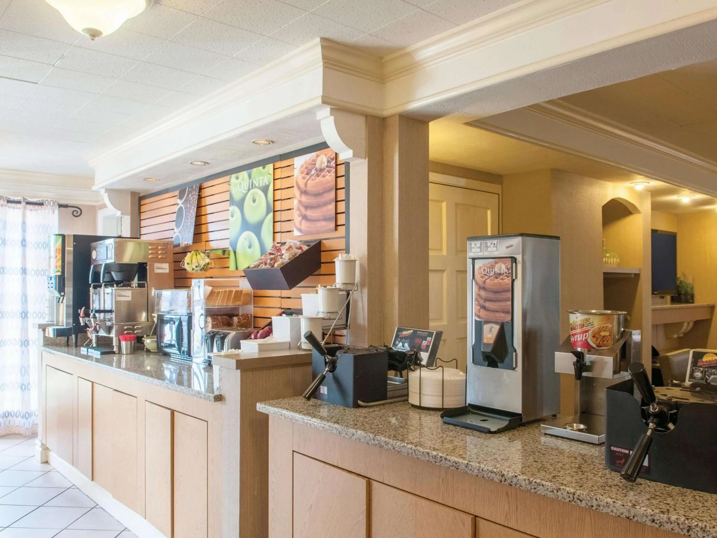 Restaurant/places to eat in La Quinta Inn by Wyndham New Orleans Veterans / Metairie