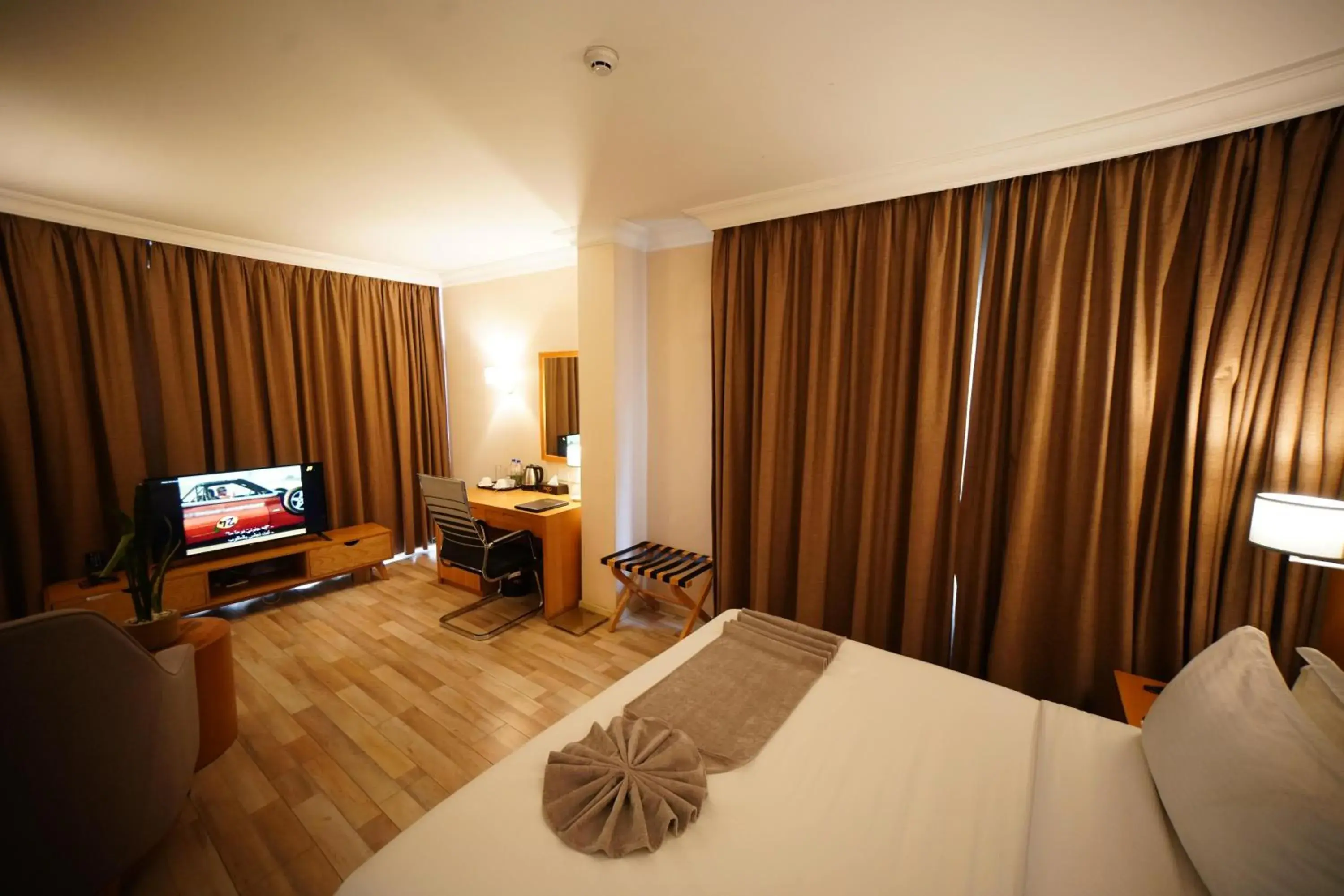 Bed, TV/Entertainment Center in Mado Hotel