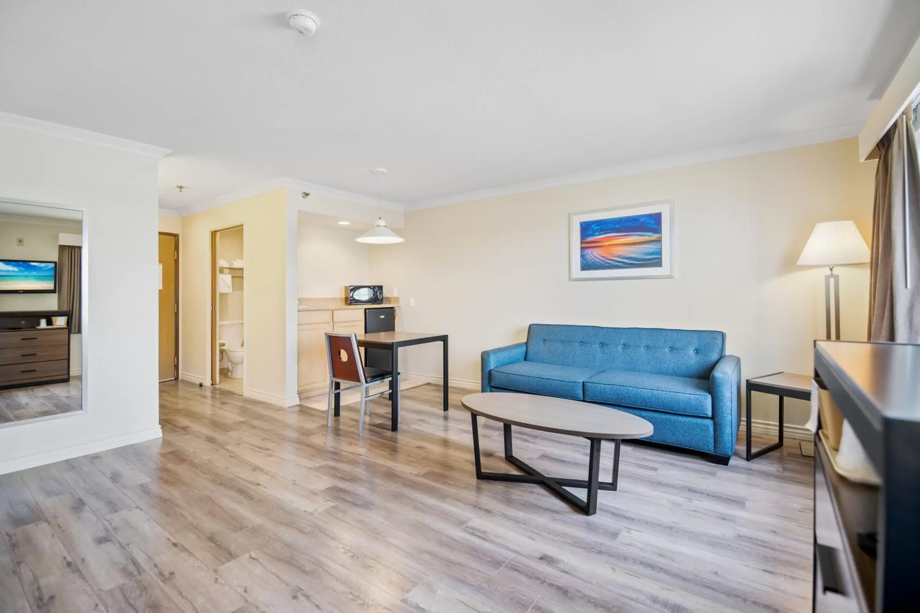 Living room, Seating Area in SureStay Hotel by Best Western Fontana