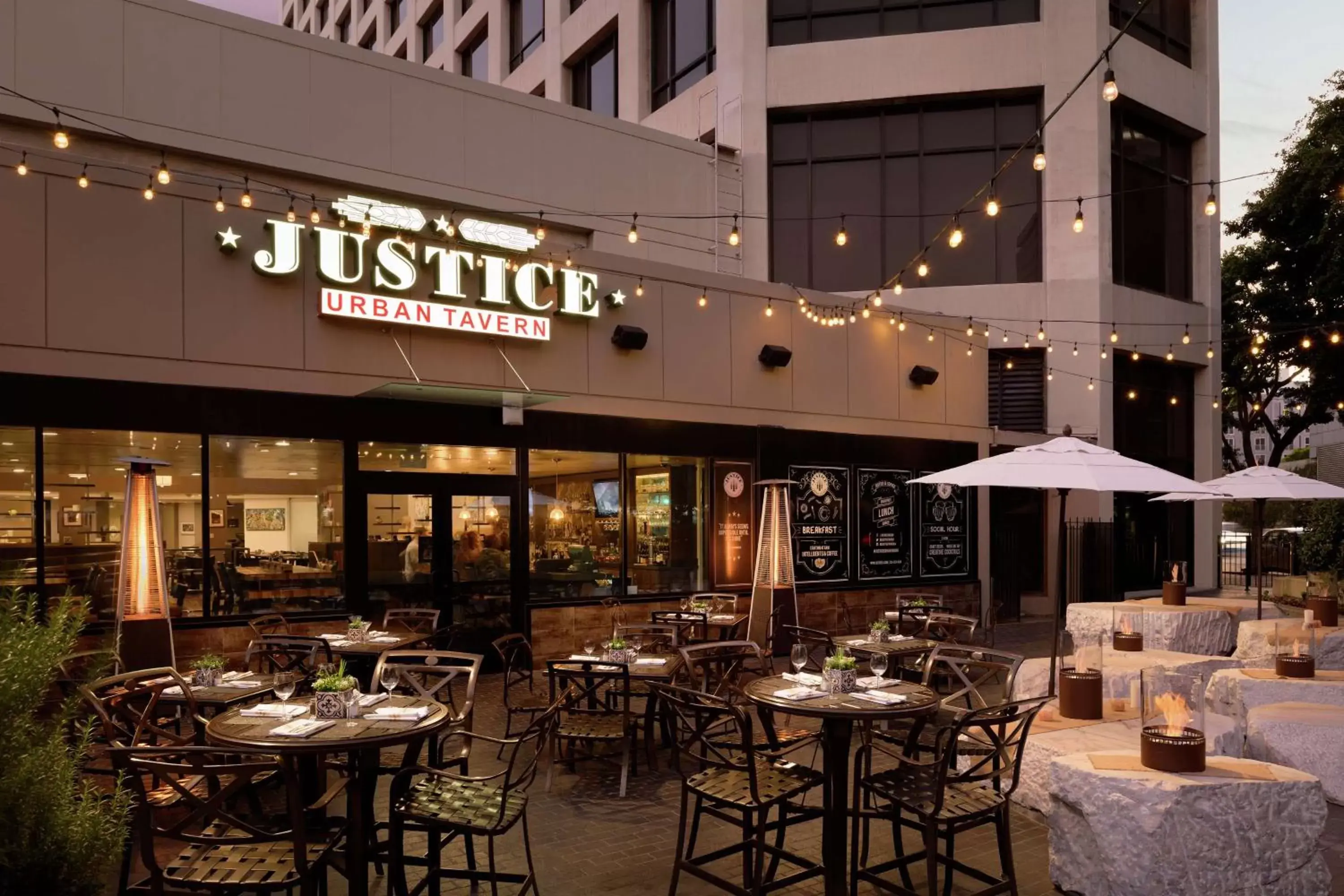 Lounge or bar in Doubletree by Hilton Los Angeles Downtown Lounge or bar in Doubletree by Hilton Los Angeles Downtown